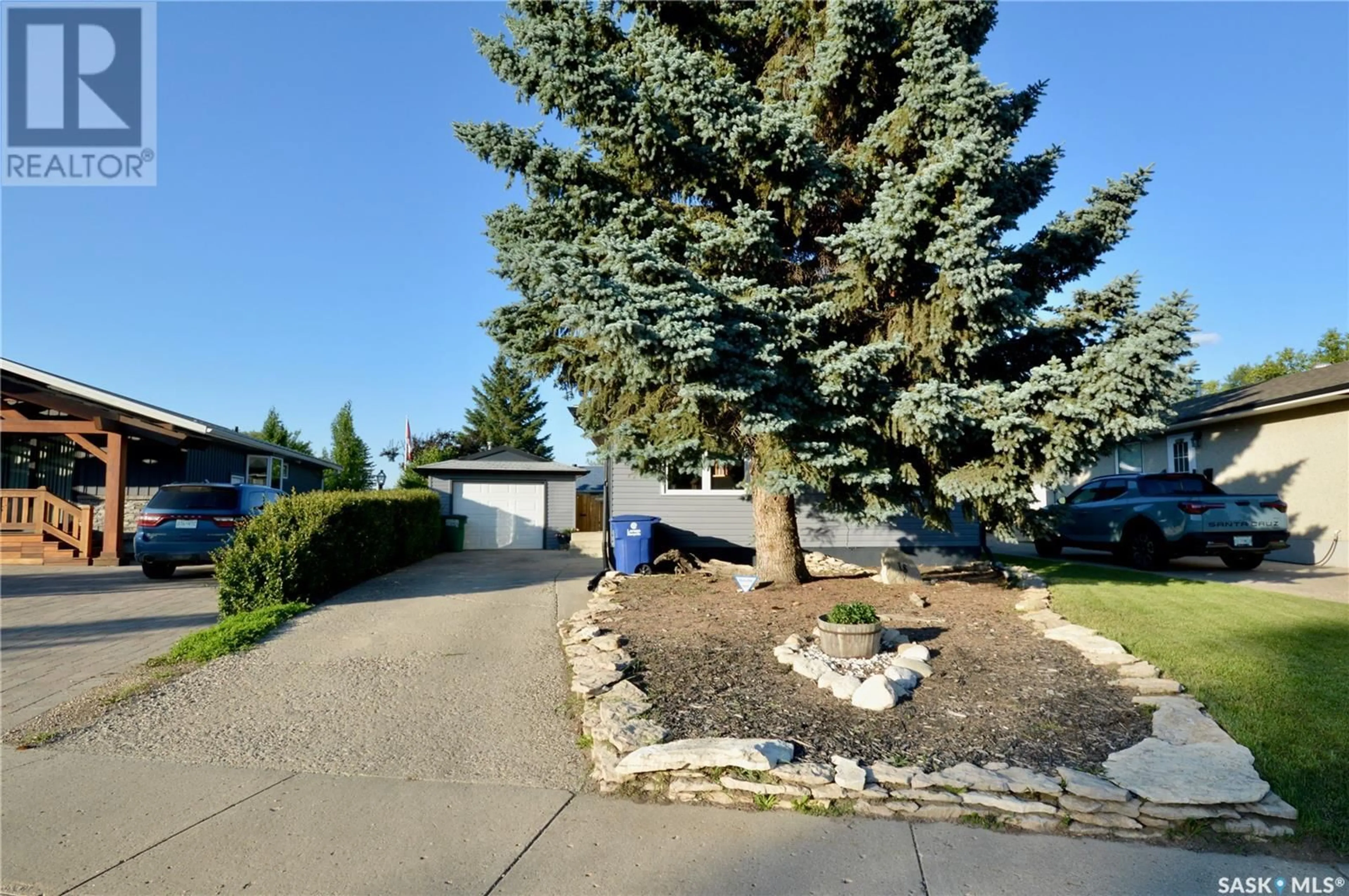 A pic from outside/outdoor area/front of a property/back of a property/a pic from drone, street for 18 PATTERSON CRESCENT, Saskatoon Saskatchewan S7L4Z9