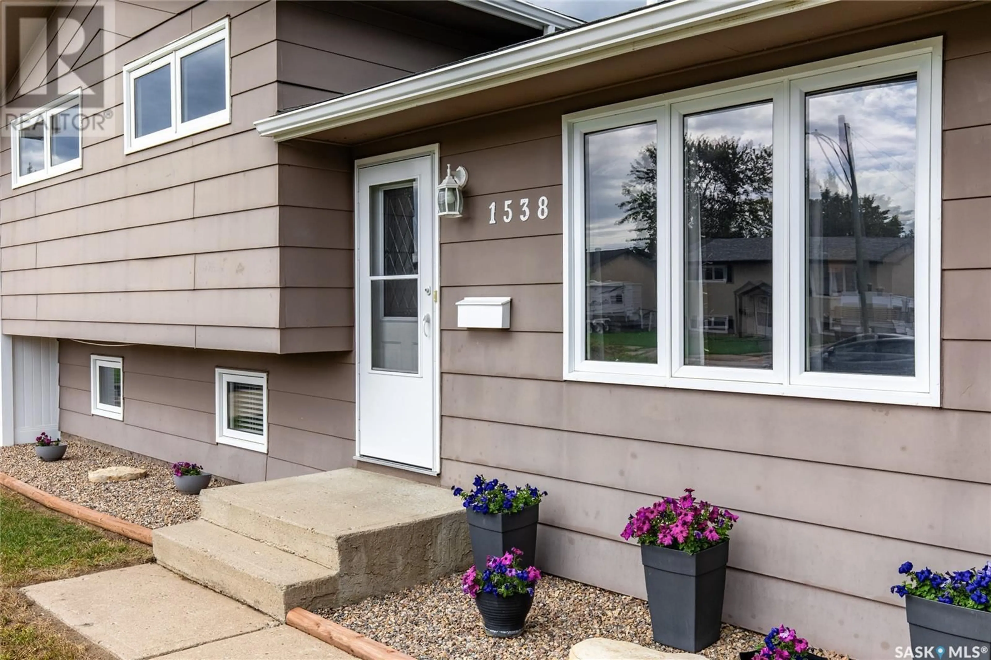 Home with vinyl exterior material, street for 1538 DUFFIELD STREET, Moose Jaw Saskatchewan S6H6N8