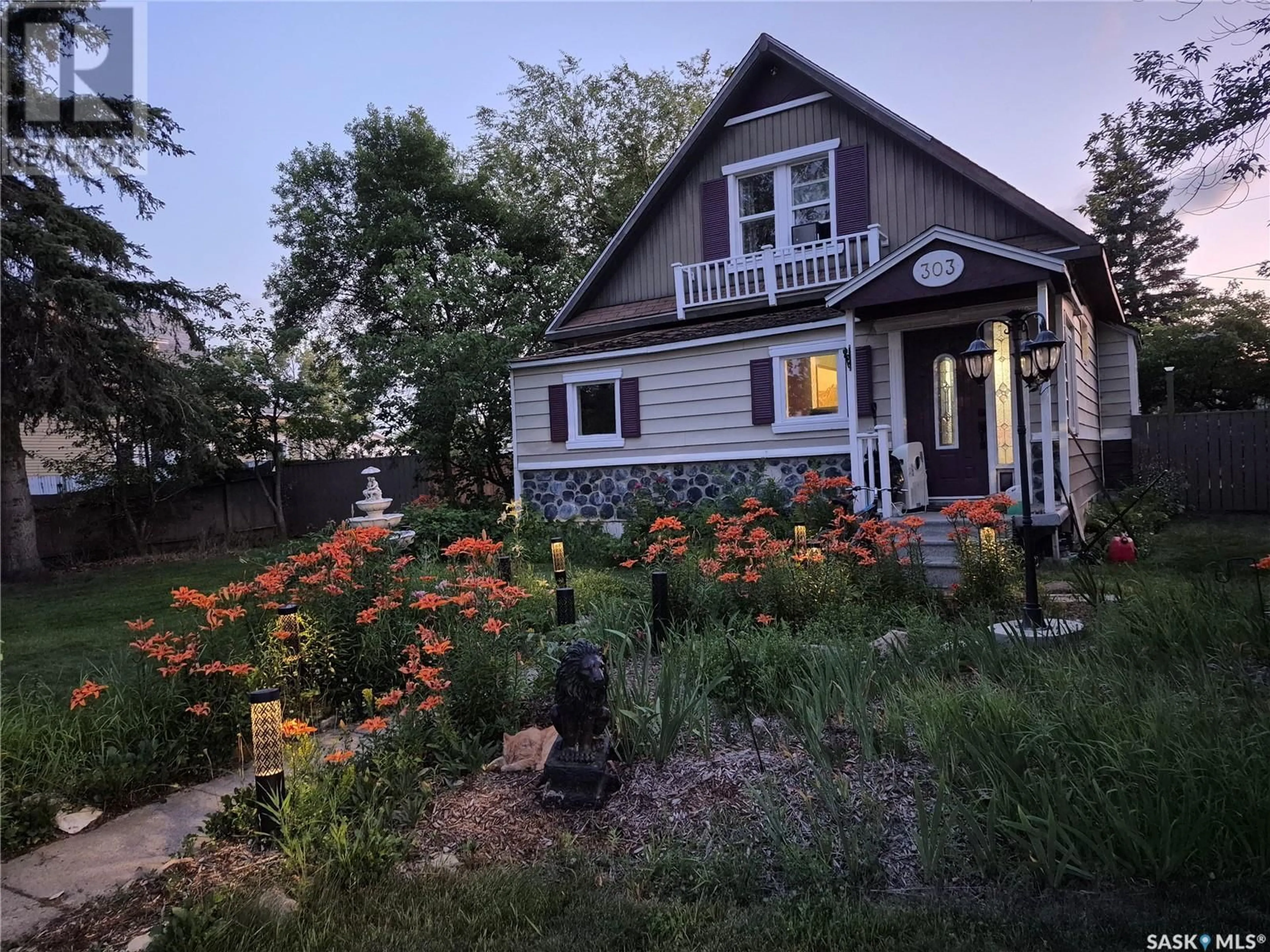 A pic from outside/outdoor area/front of a property/back of a property/a pic from drone, street for 303 EDWARD STREET, Radisson Saskatchewan S0K3L0