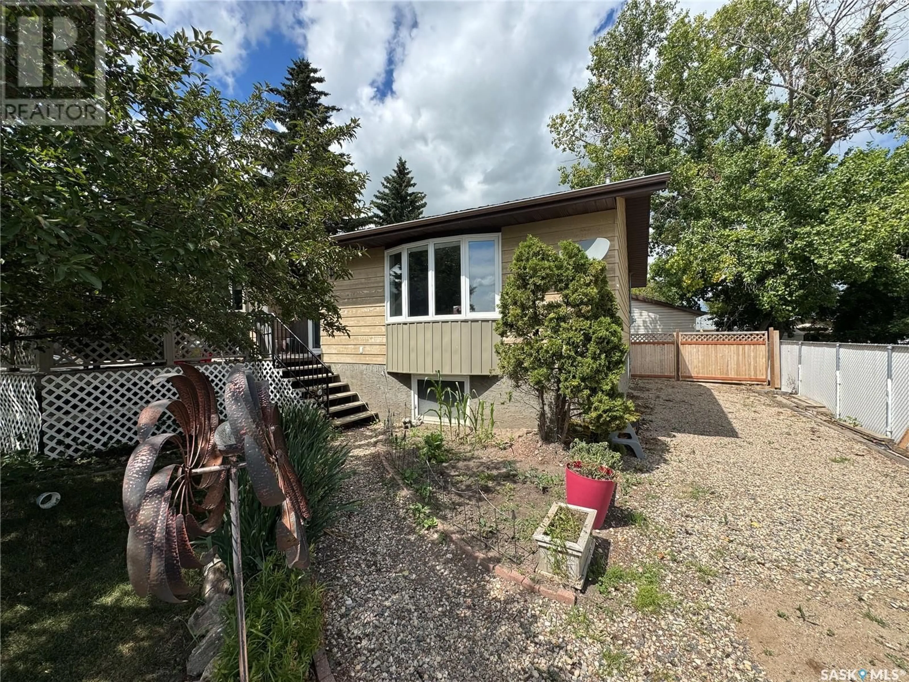 A pic from outside/outdoor area/front of a property/back of a property/a pic from drone, street for 412 MOUNTAIN STREET, Strasbourg Saskatchewan S0G3V0