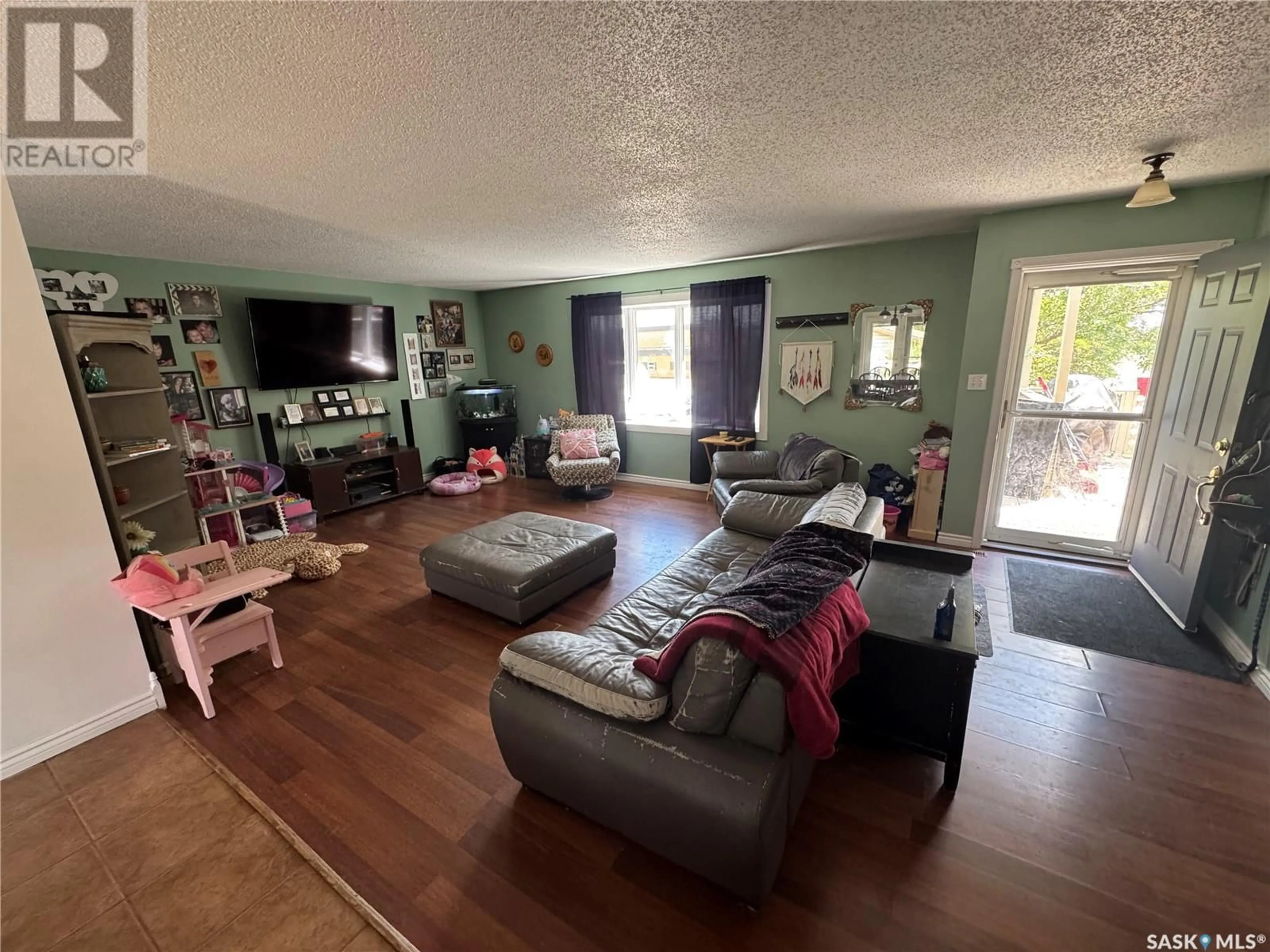 Living room with furniture, unknown for 412 MOUNTAIN STREET, Strasbourg Saskatchewan S0G3V0