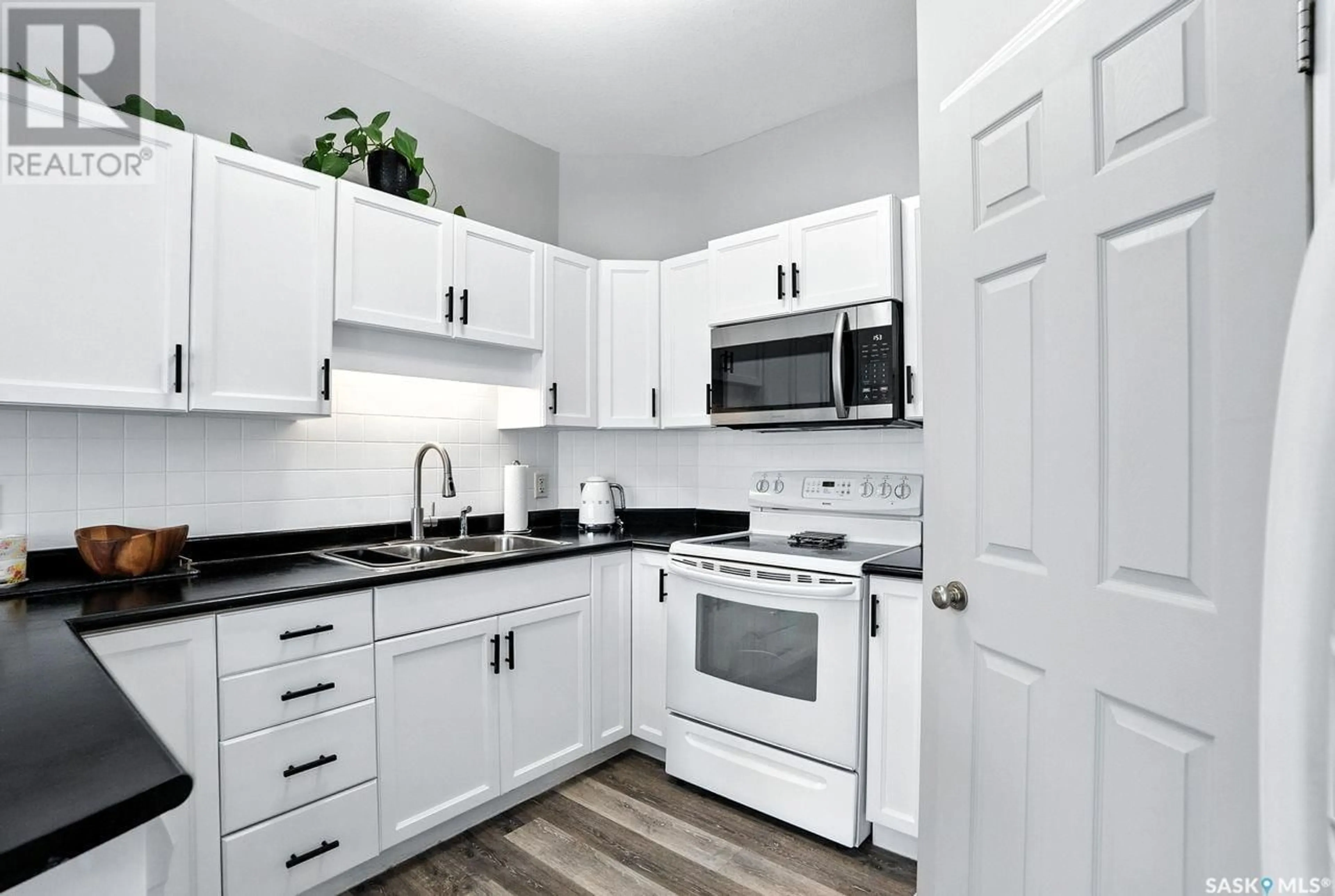 Standard kitchen, unknown for 615 - 144 STENSRUD ROAD, Saskatoon Saskatchewan S7W0A1