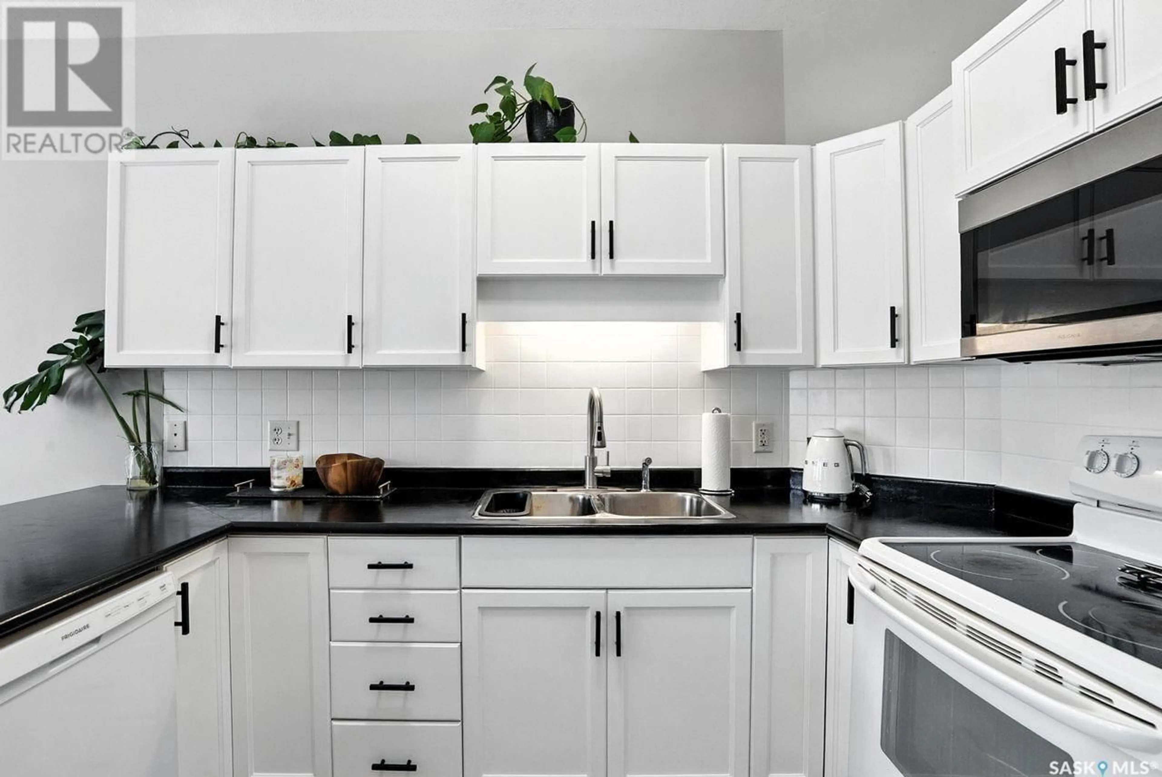 Standard kitchen, unknown for 615 - 144 STENSRUD ROAD, Saskatoon Saskatchewan S7W0A1