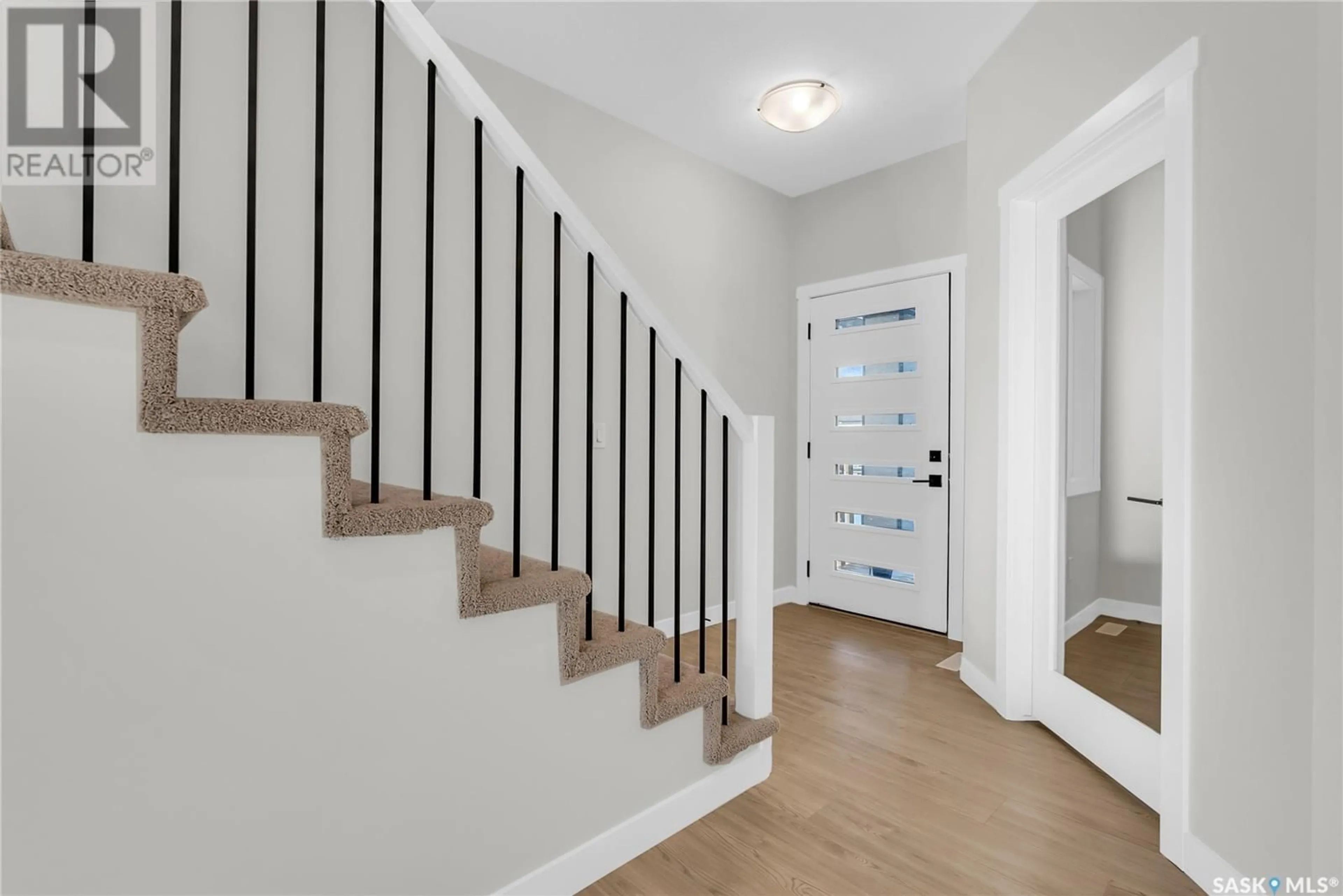 Indoor entryway for 350 KATZ AVENUE, Saskatoon Saskatchewan S7V1Y6