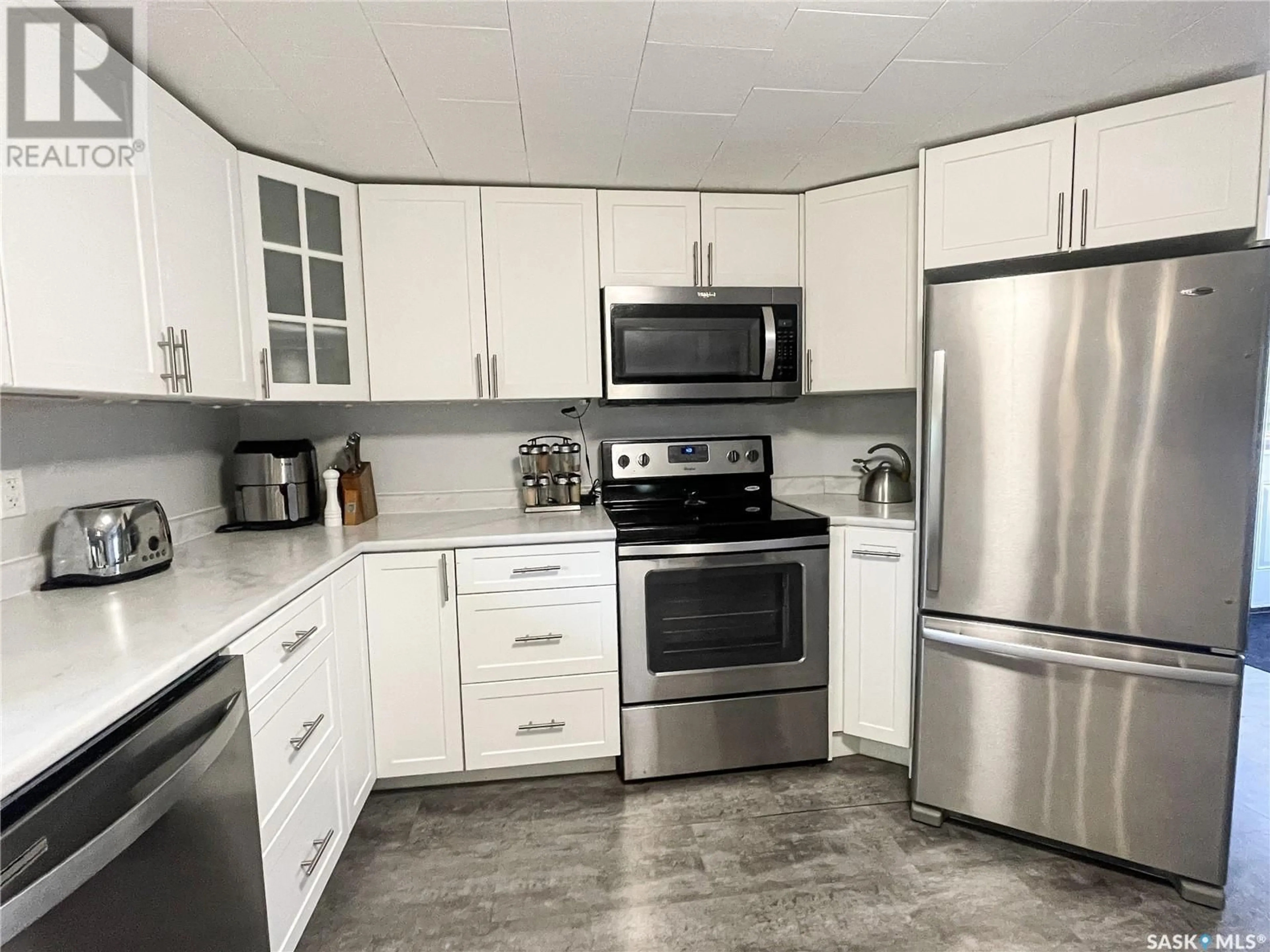 Standard kitchen, ceramic/tile floor for 405 1ST STREET, Meadow Lake Saskatchewan S9X1E8