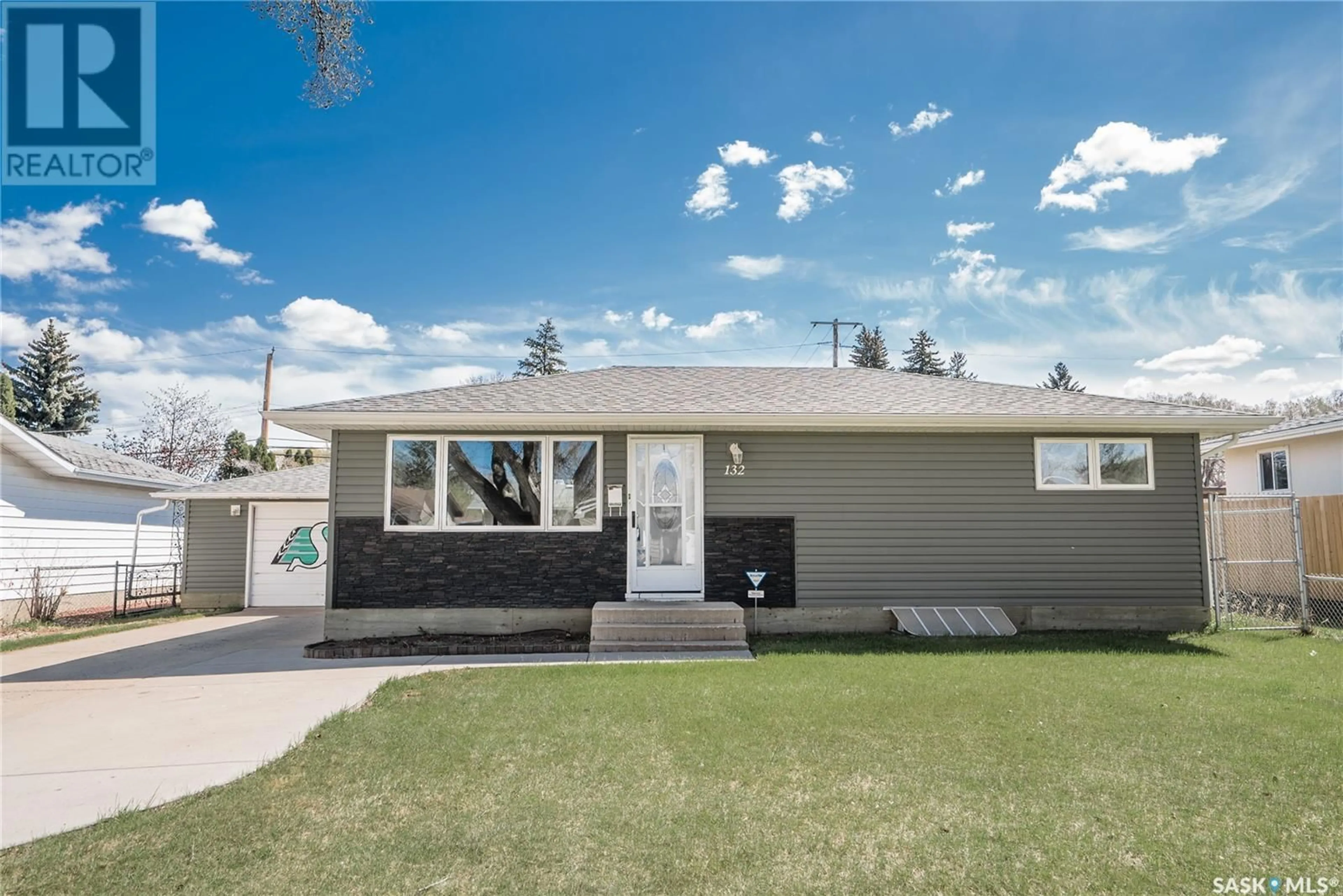 Home with vinyl exterior material, street for 132 MONTREAL AVENUE, Saskatoon Saskatchewan S7M3K8
