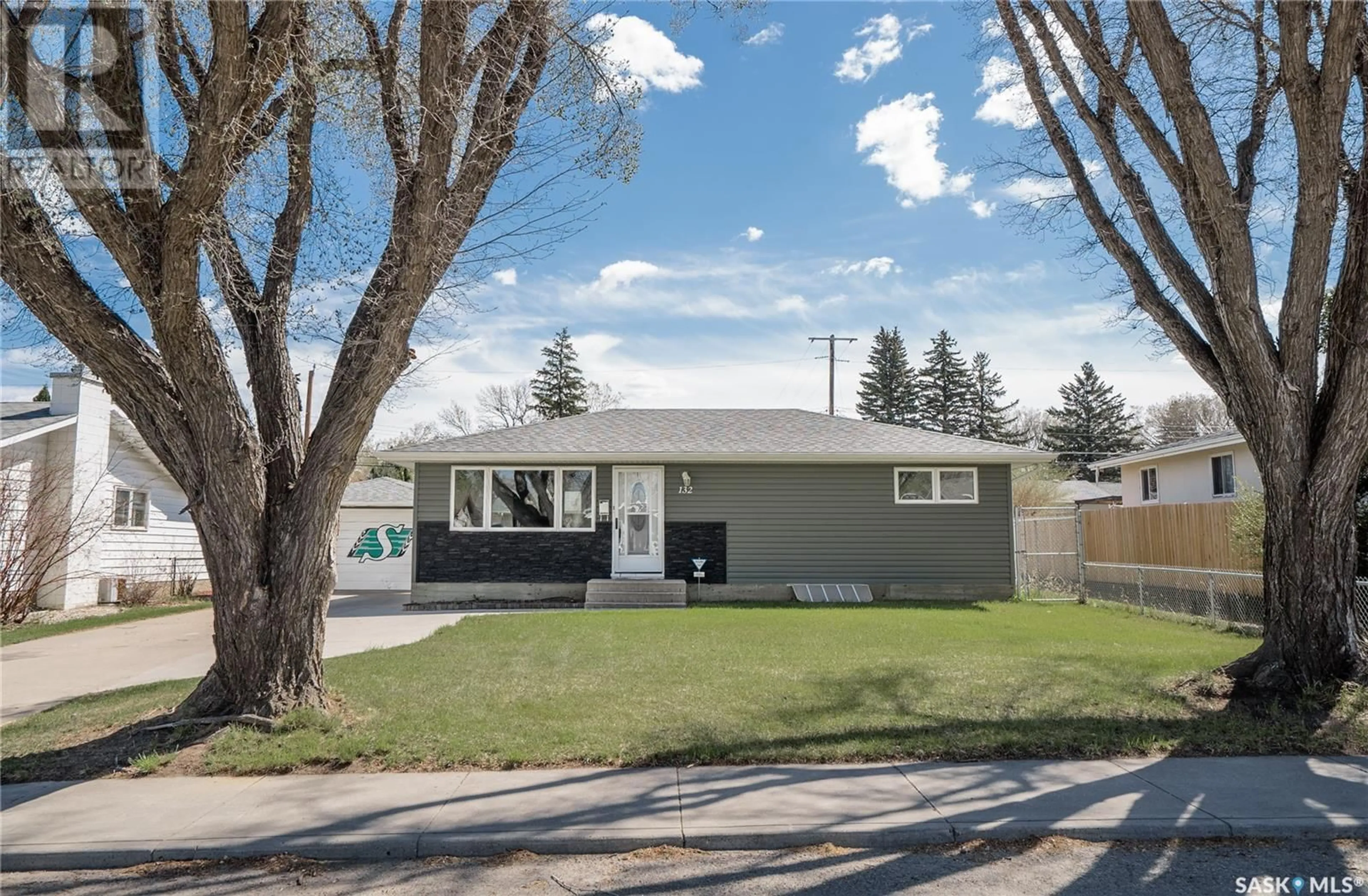 Home with vinyl exterior material, street for 132 MONTREAL AVENUE, Saskatoon Saskatchewan S7M3K8