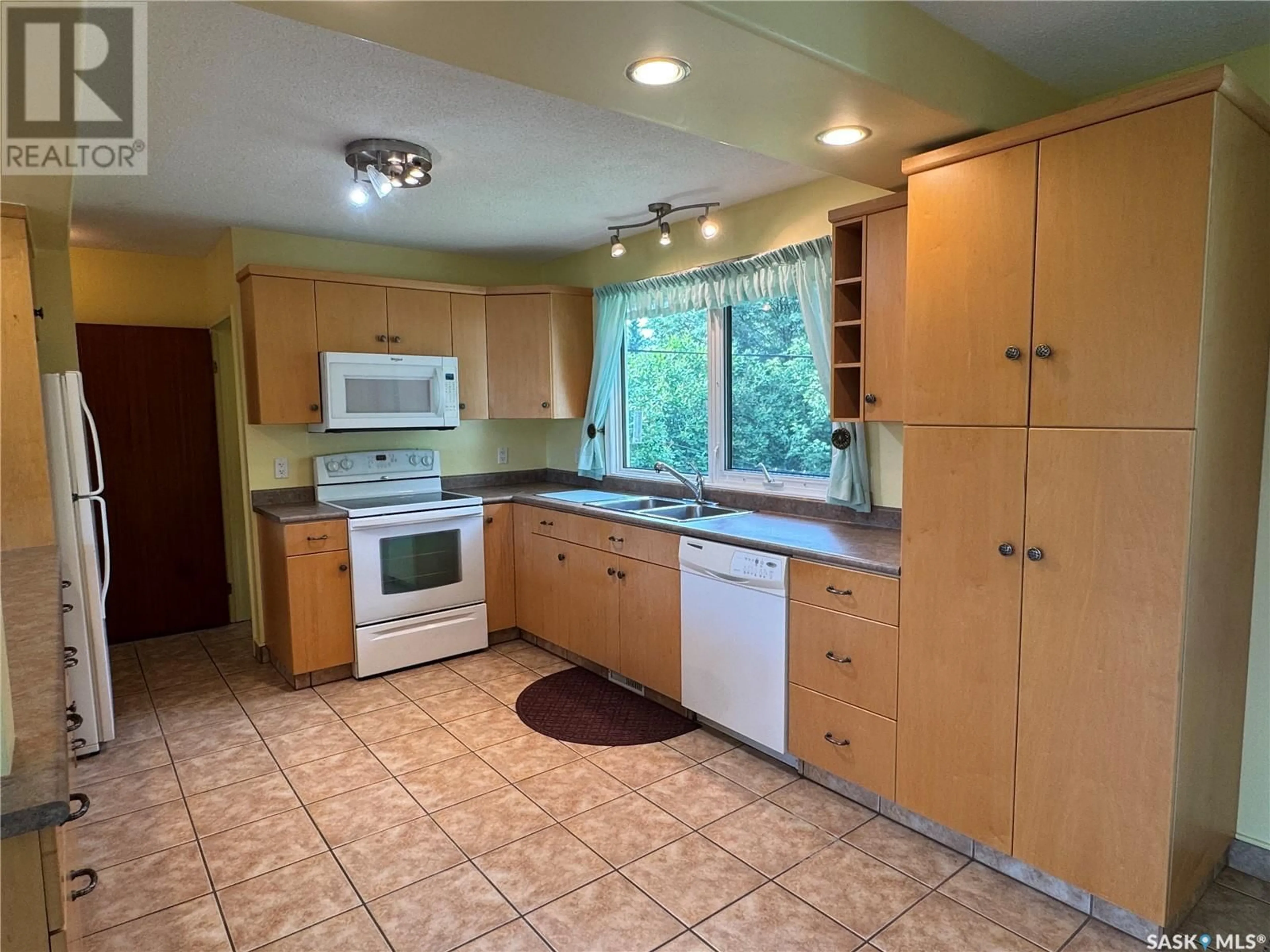 Standard kitchen, ceramic/tile floor for 1224 SCHOOL AVENUE, La Ronge Saskatchewan S0J1L0