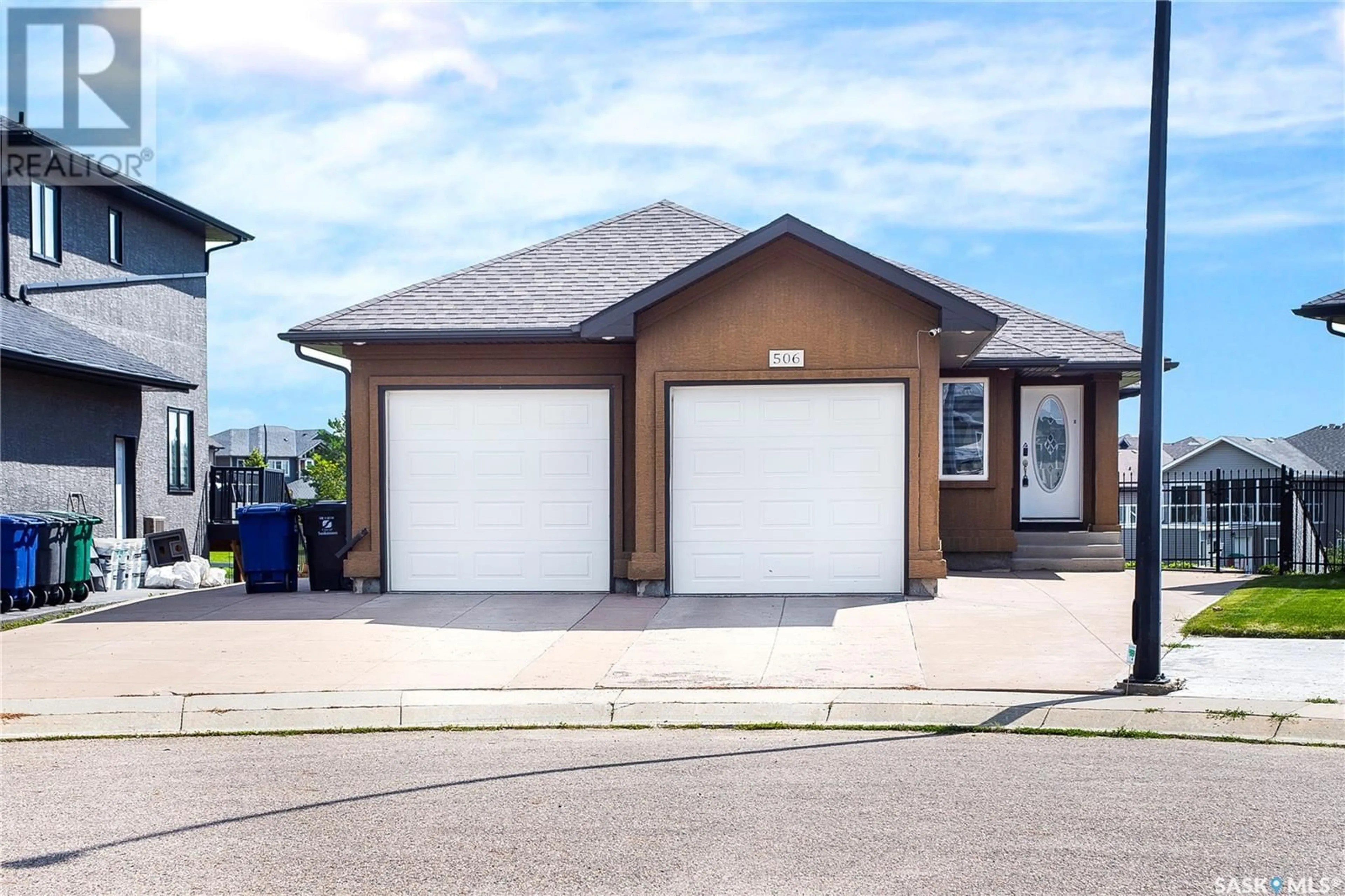 Indoor garage for 506 ALLWOOD MANOR, Saskatoon Saskatchewan S7R0A4