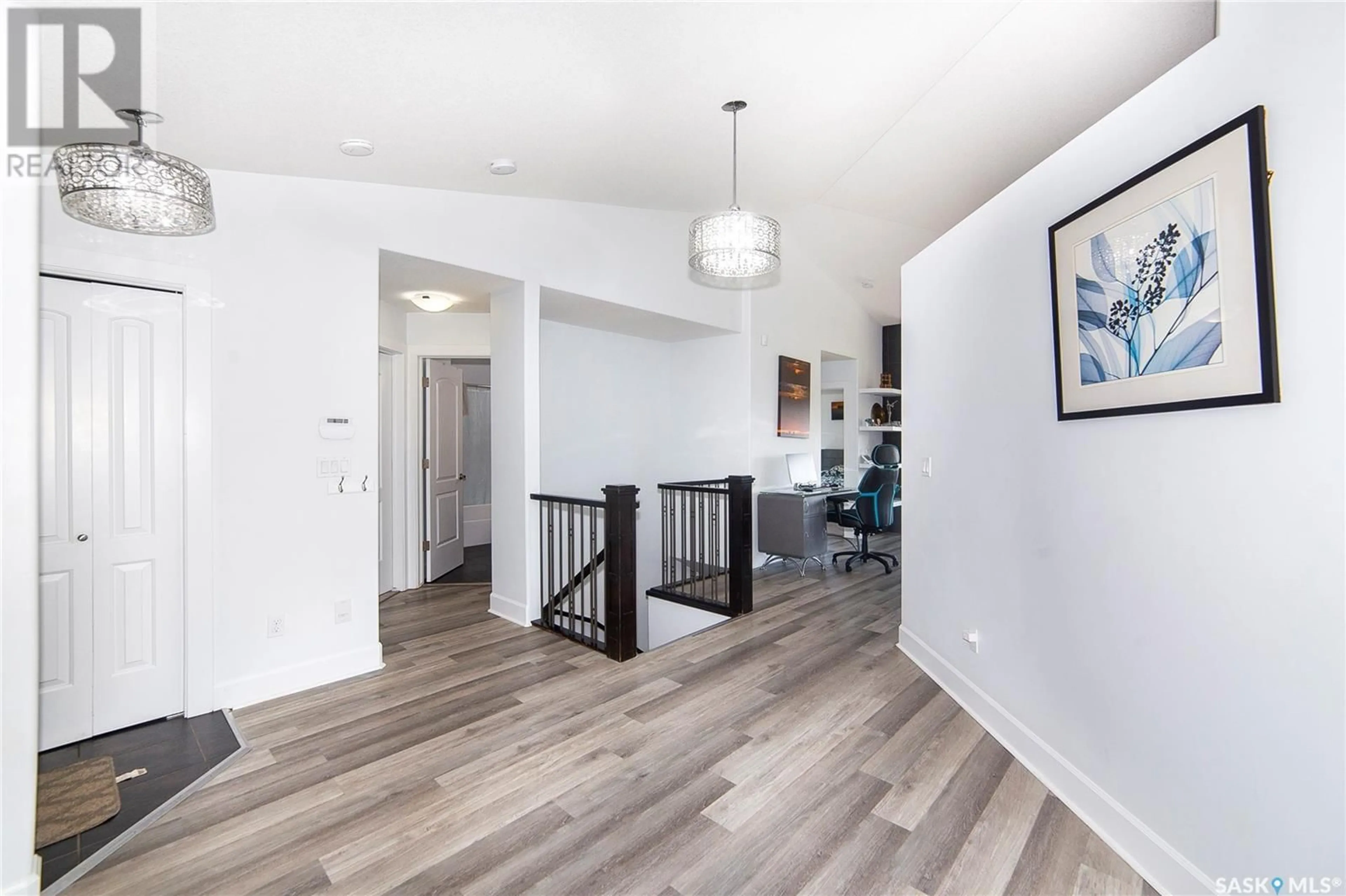 Indoor entryway for 506 ALLWOOD MANOR, Saskatoon Saskatchewan S7R0A4