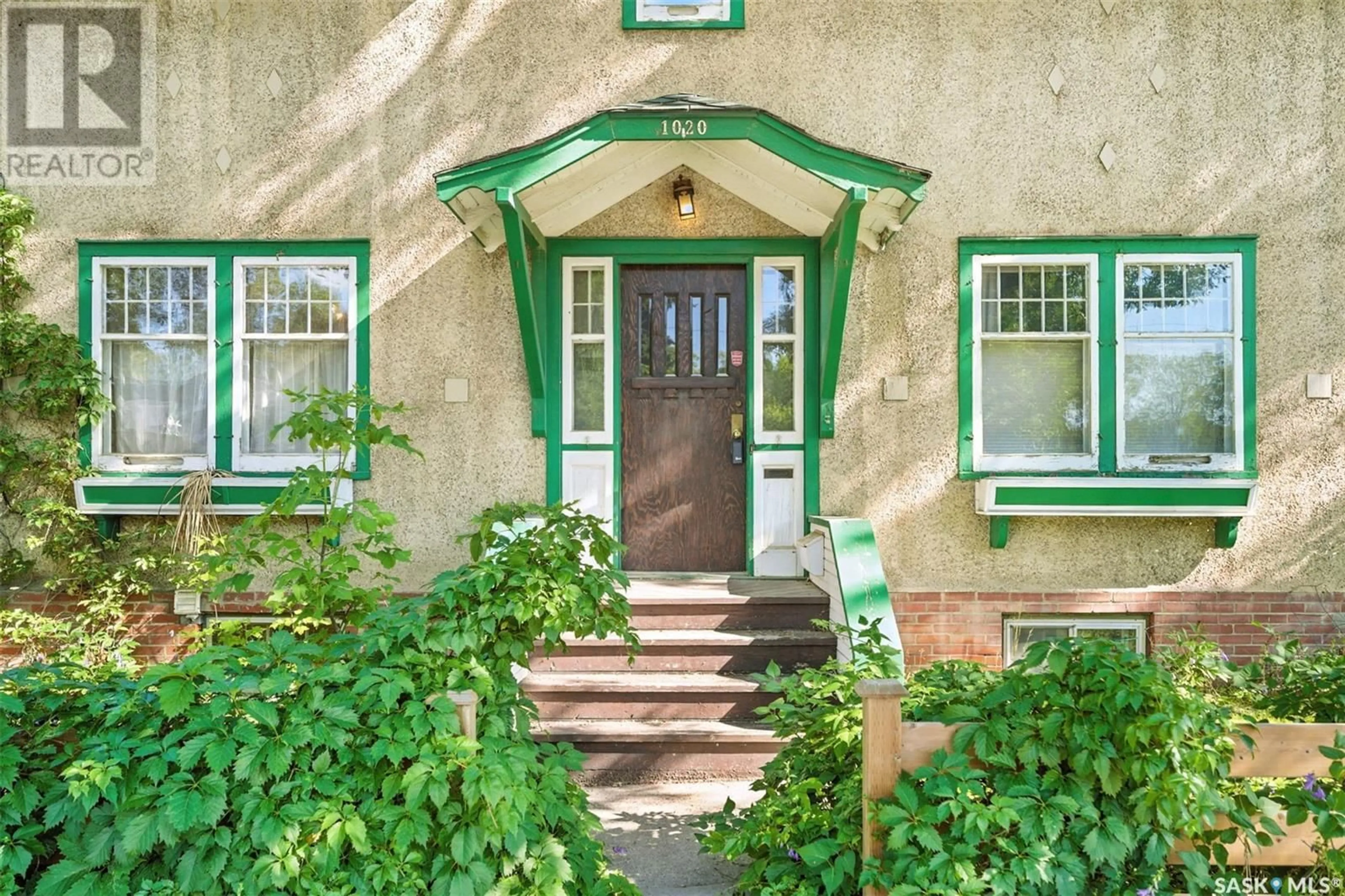 Indoor entryway for 1020 EASTLAKE AVENUE, Saskatoon Saskatchewan S7N1A7
