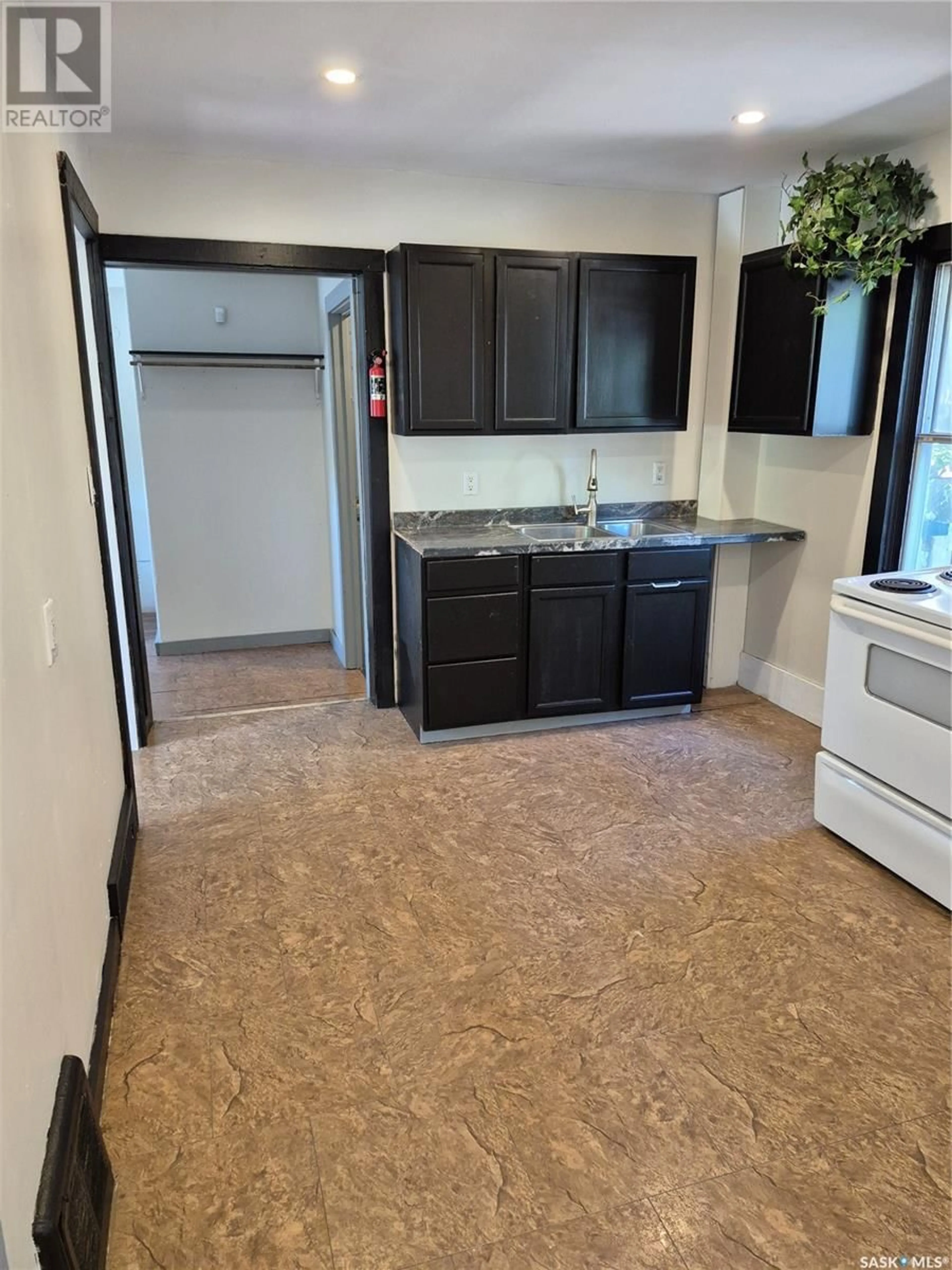 Standard kitchen, unknown for 803 I AVENUE, Saskatoon Saskatchewan S7L2H2