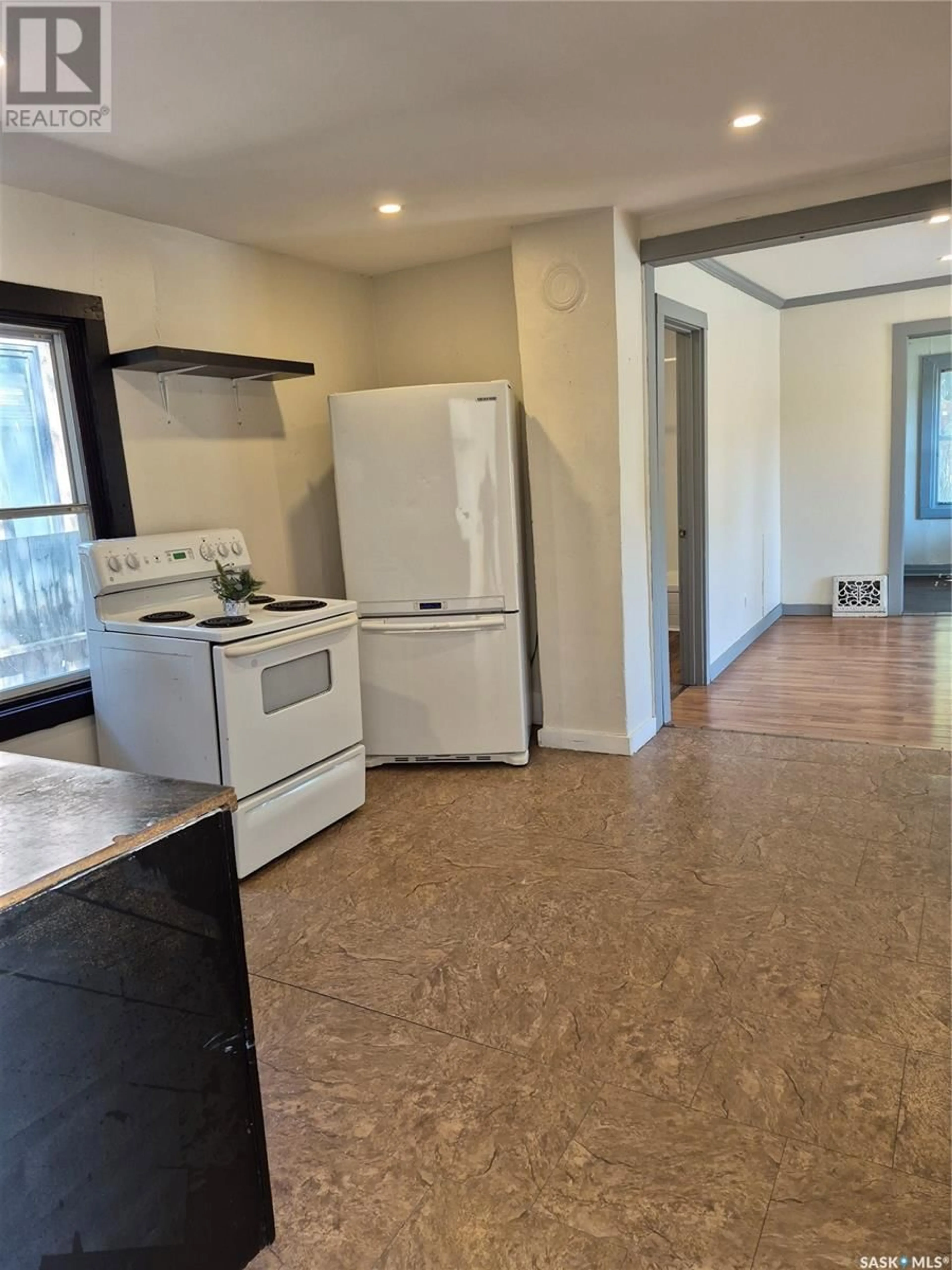 Standard kitchen, unknown for 803 I AVENUE, Saskatoon Saskatchewan S7L2H2