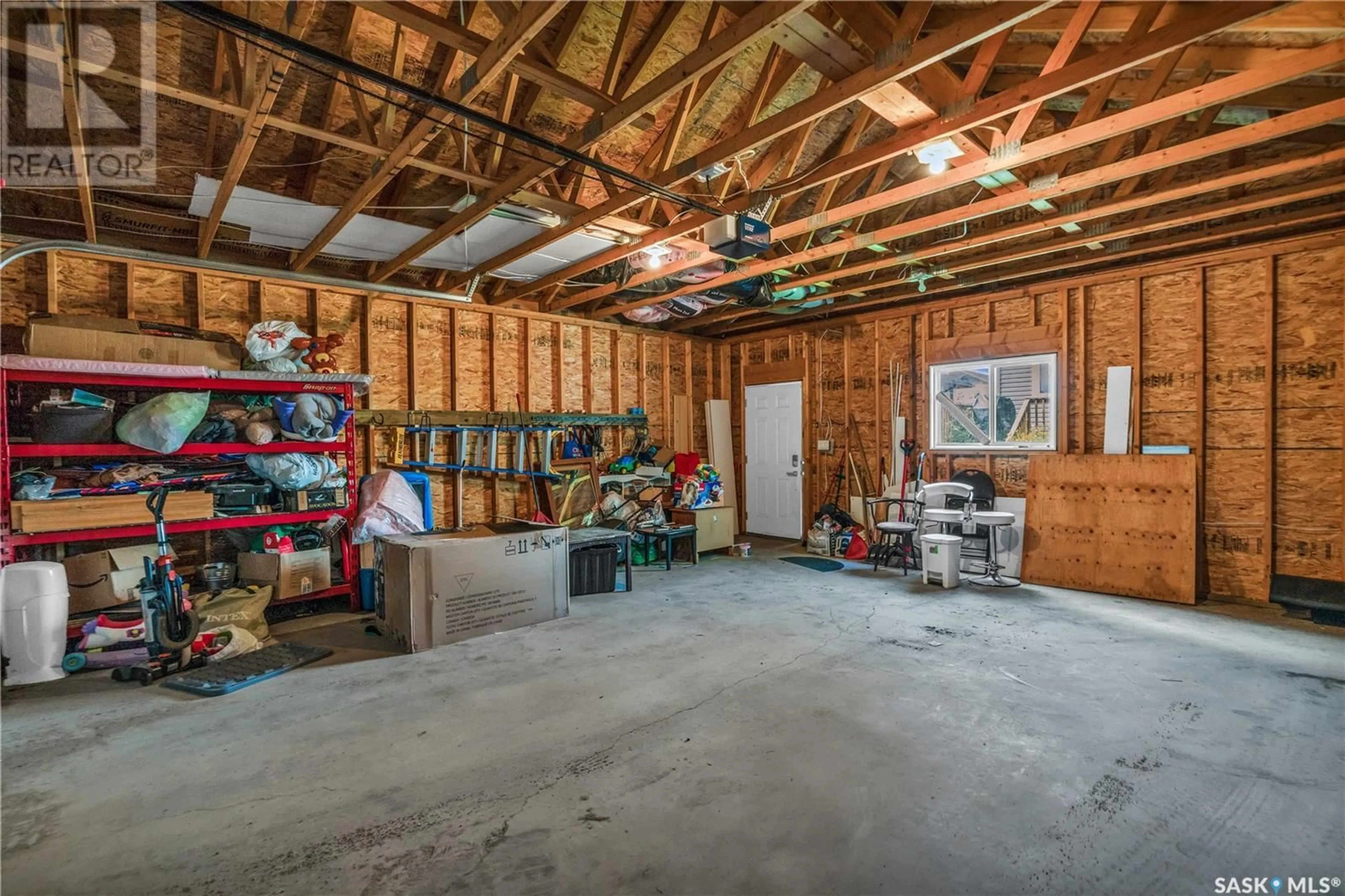 Indoor garage for 523 HAMPTON CIRCLE, Saskatoon Saskatchewan S7J4L8