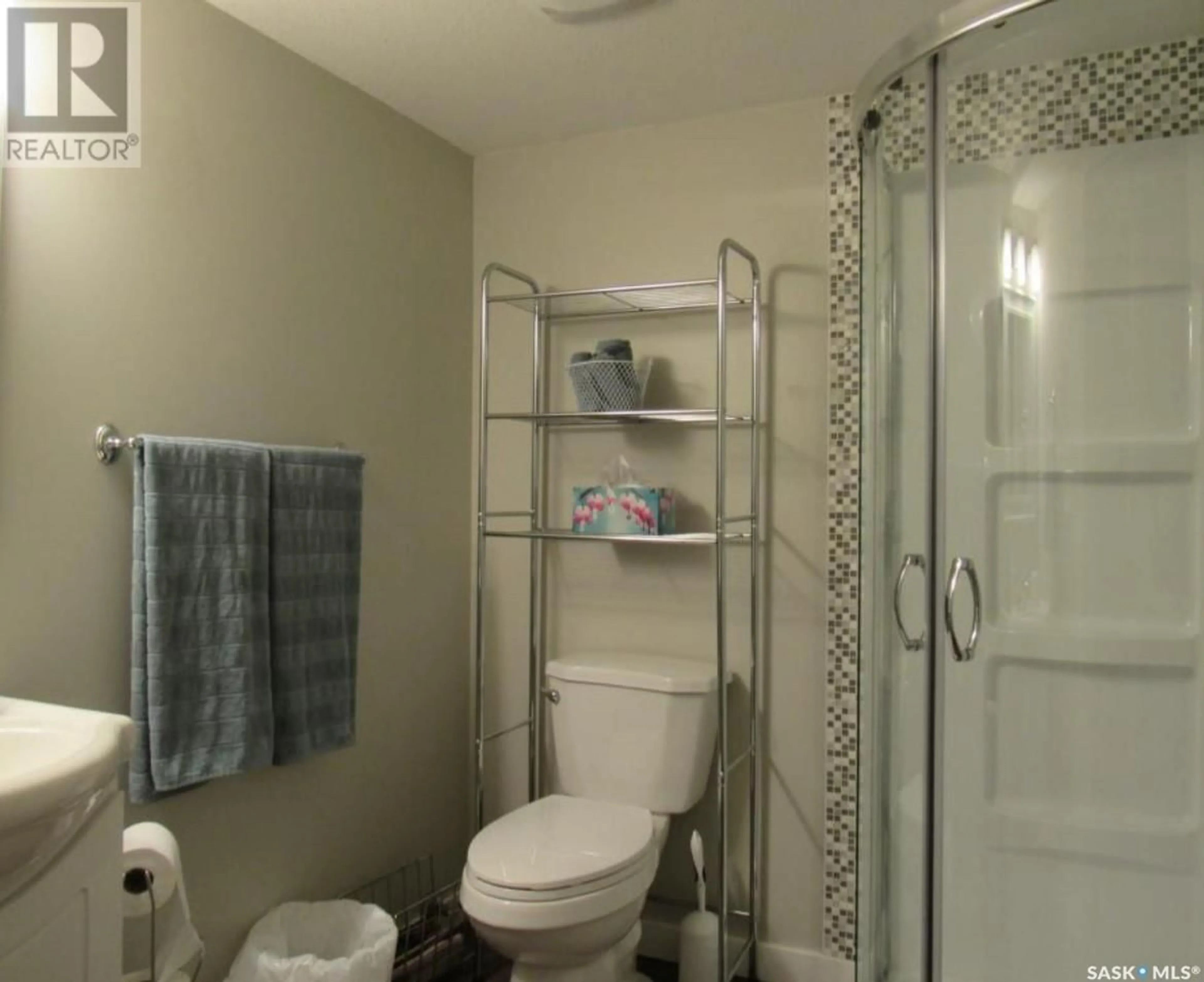 Standard bathroom, unknown for 523 HAMPTON CIRCLE, Saskatoon Saskatchewan S7J4L8