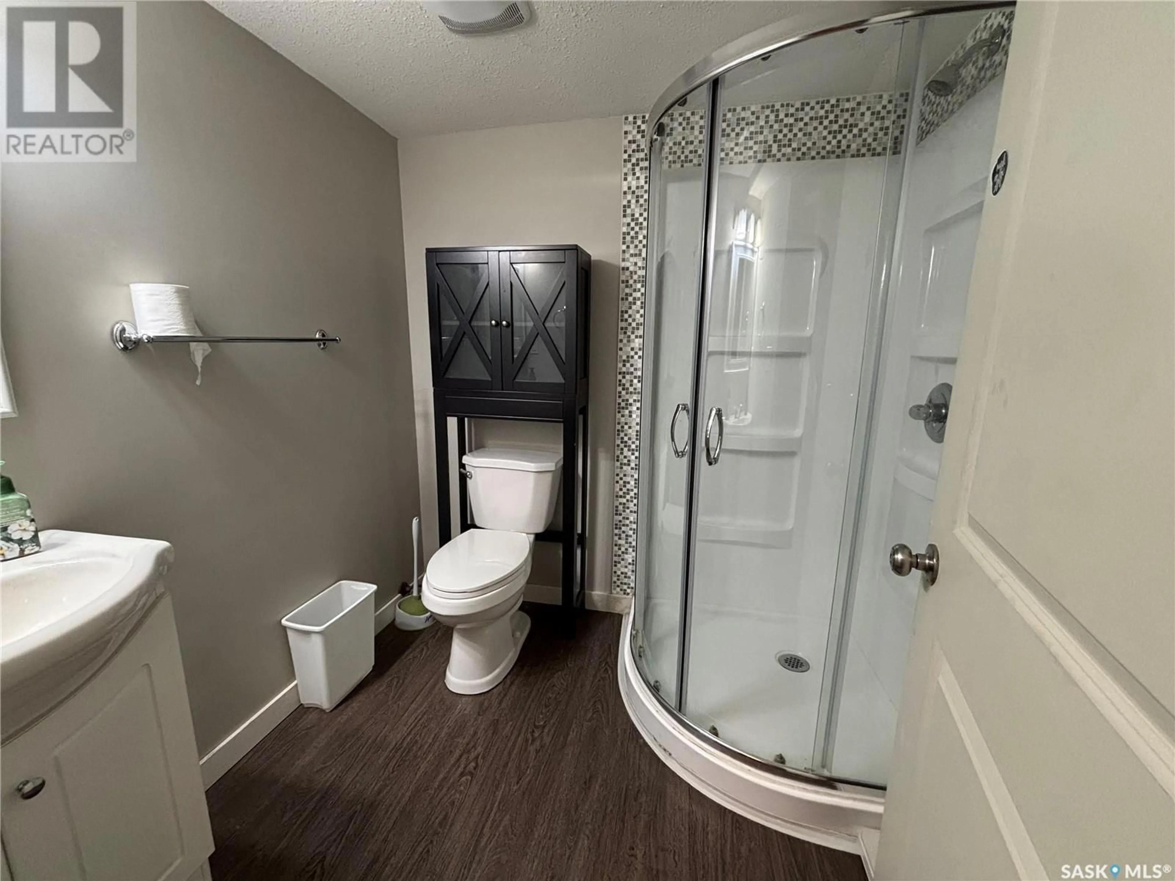Standard bathroom, ceramic/tile floor for 523 HAMPTON CIRCLE, Saskatoon Saskatchewan S7J4L8