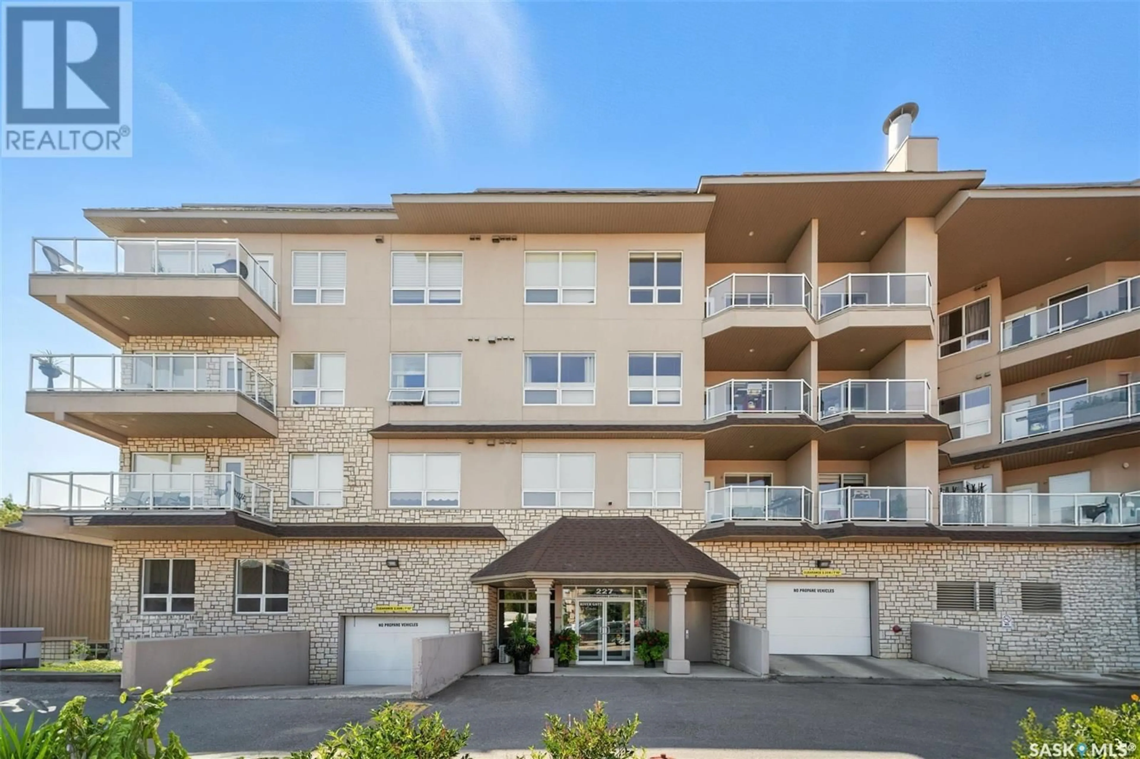 Patio, building for 227 - 105 PINEHOUSE DRIVE, Saskatoon Saskatchewan S7K6N9