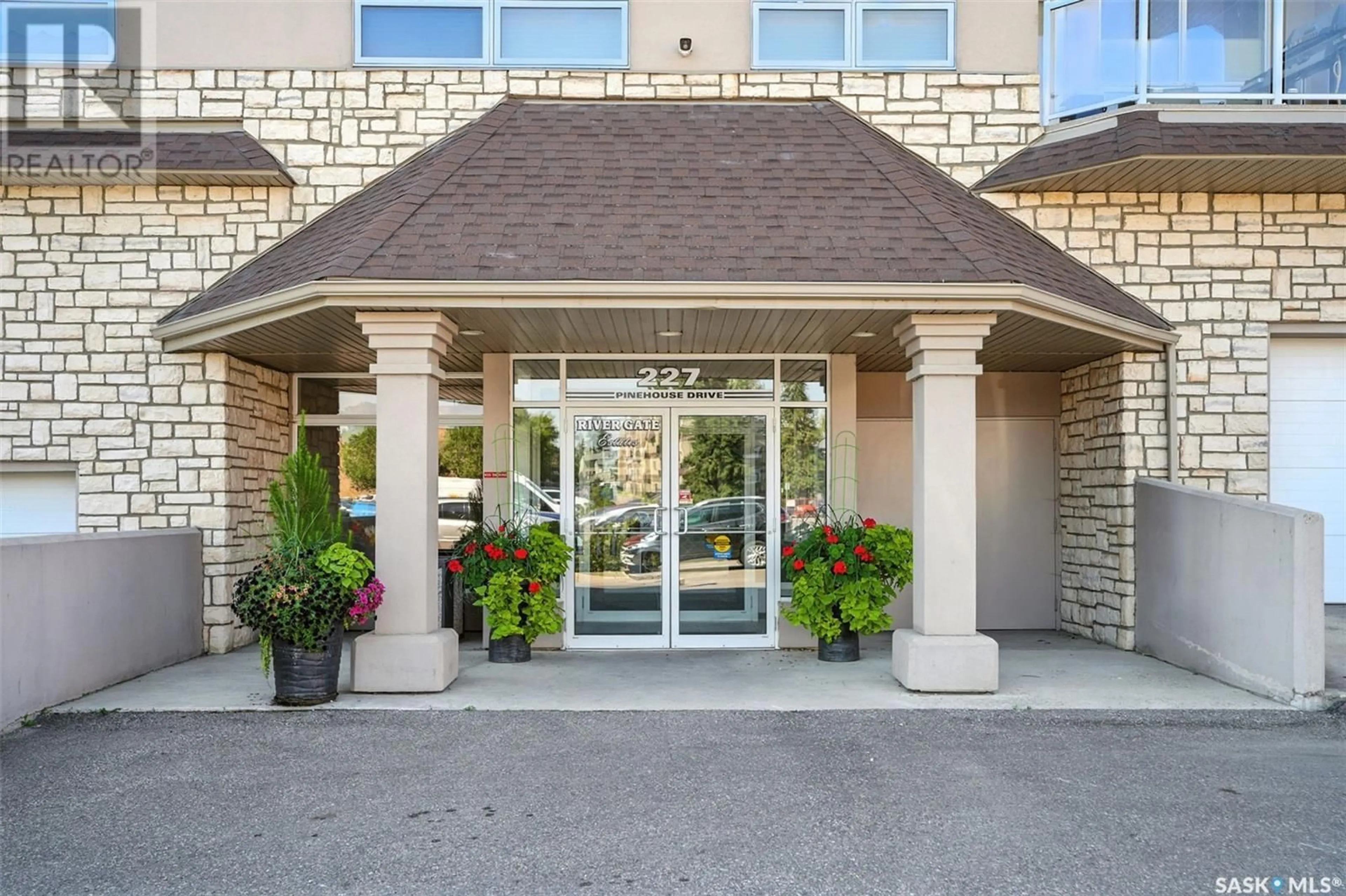 Indoor foyer for 227 - 105 PINEHOUSE DRIVE, Saskatoon Saskatchewan S7K6N9
