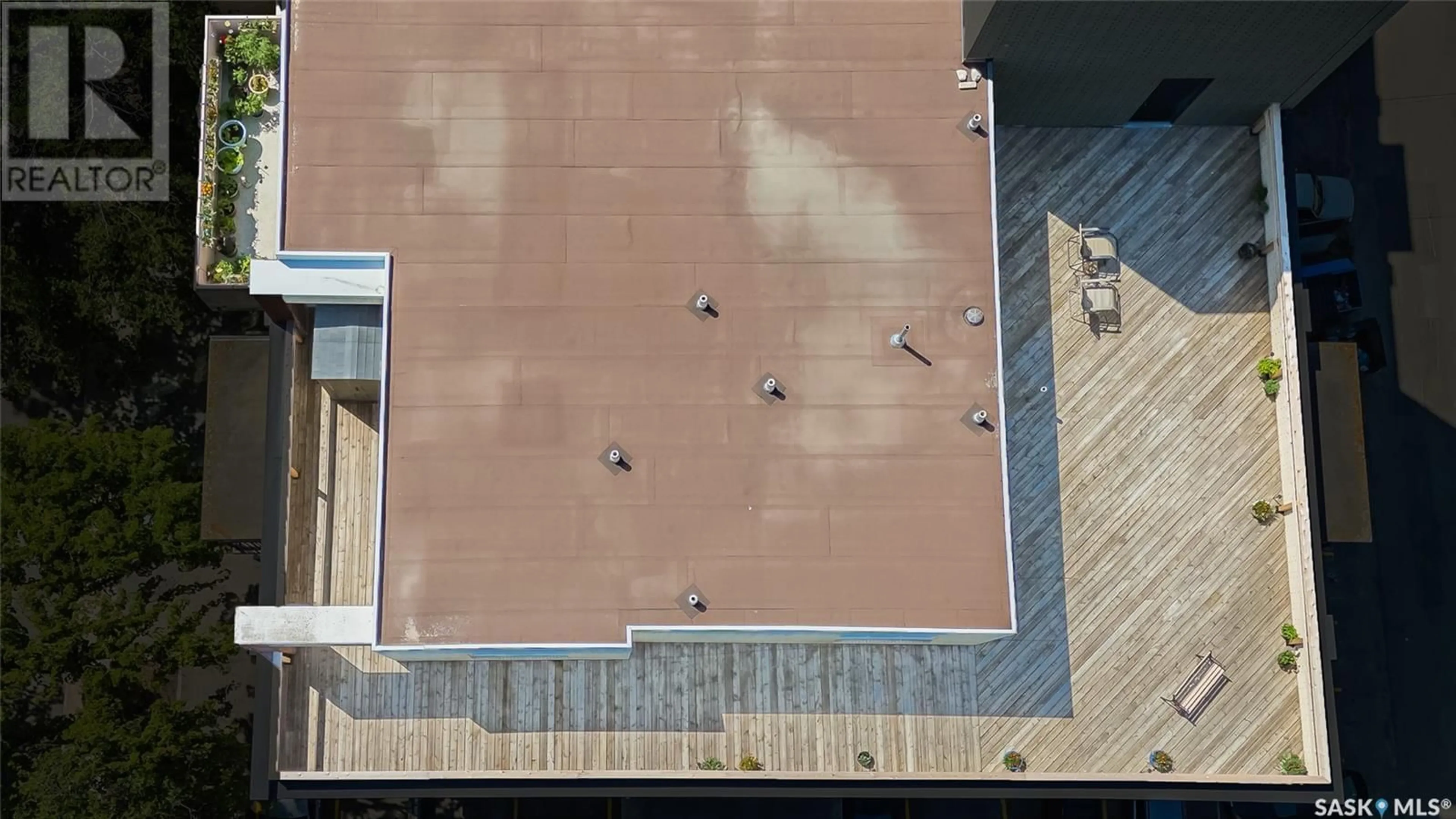 A pic from outside/outdoor area/front of a property/back of a property/a pic from drone, city buildings view from balcony for Penthouse B - 537 4TH AVENUE, Saskatoon Saskatchewan S7K2M6