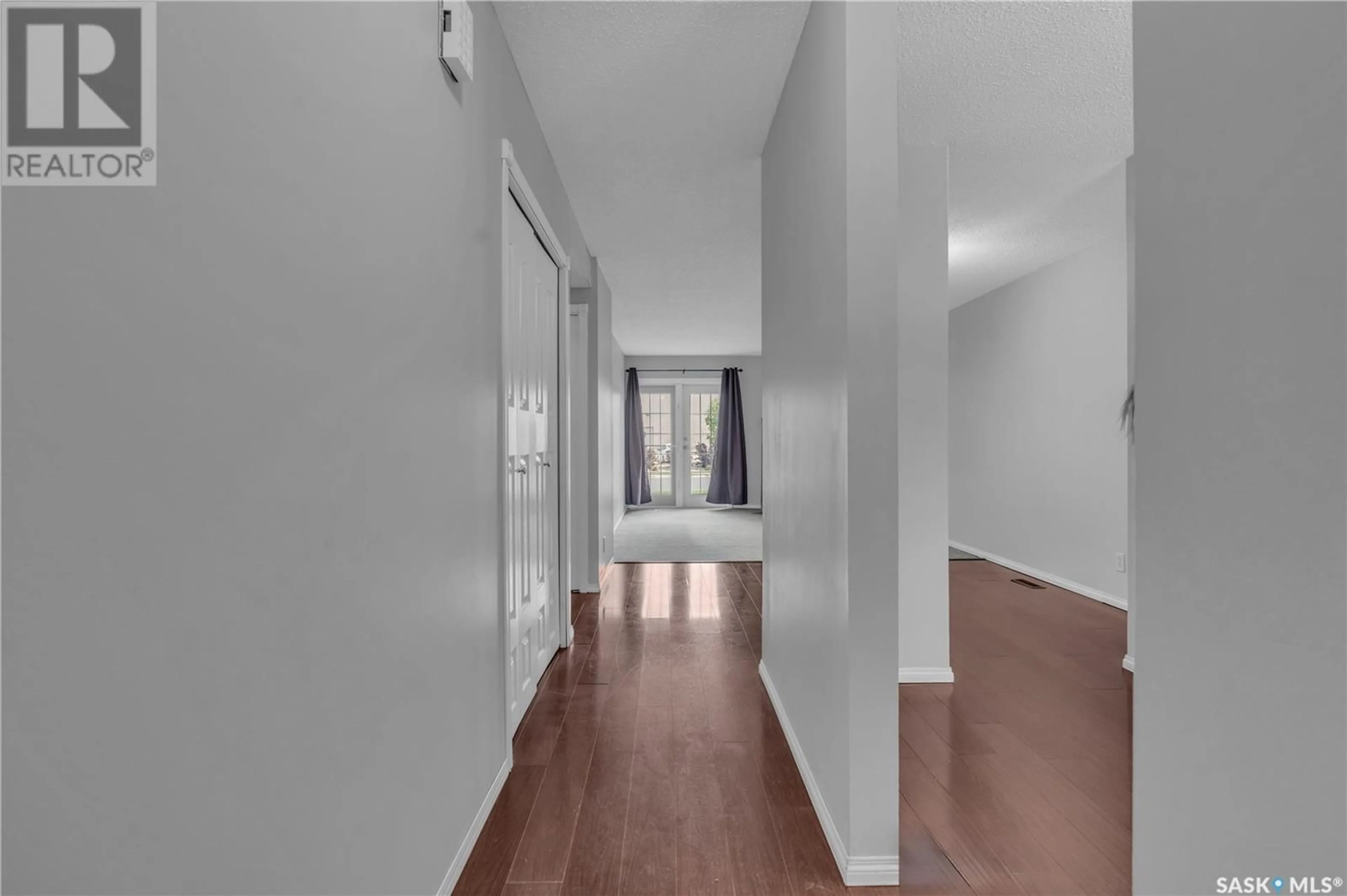 Indoor foyer for 6413 ROCHDALE BOULEVARD, Regina Saskatchewan S4X2Y9