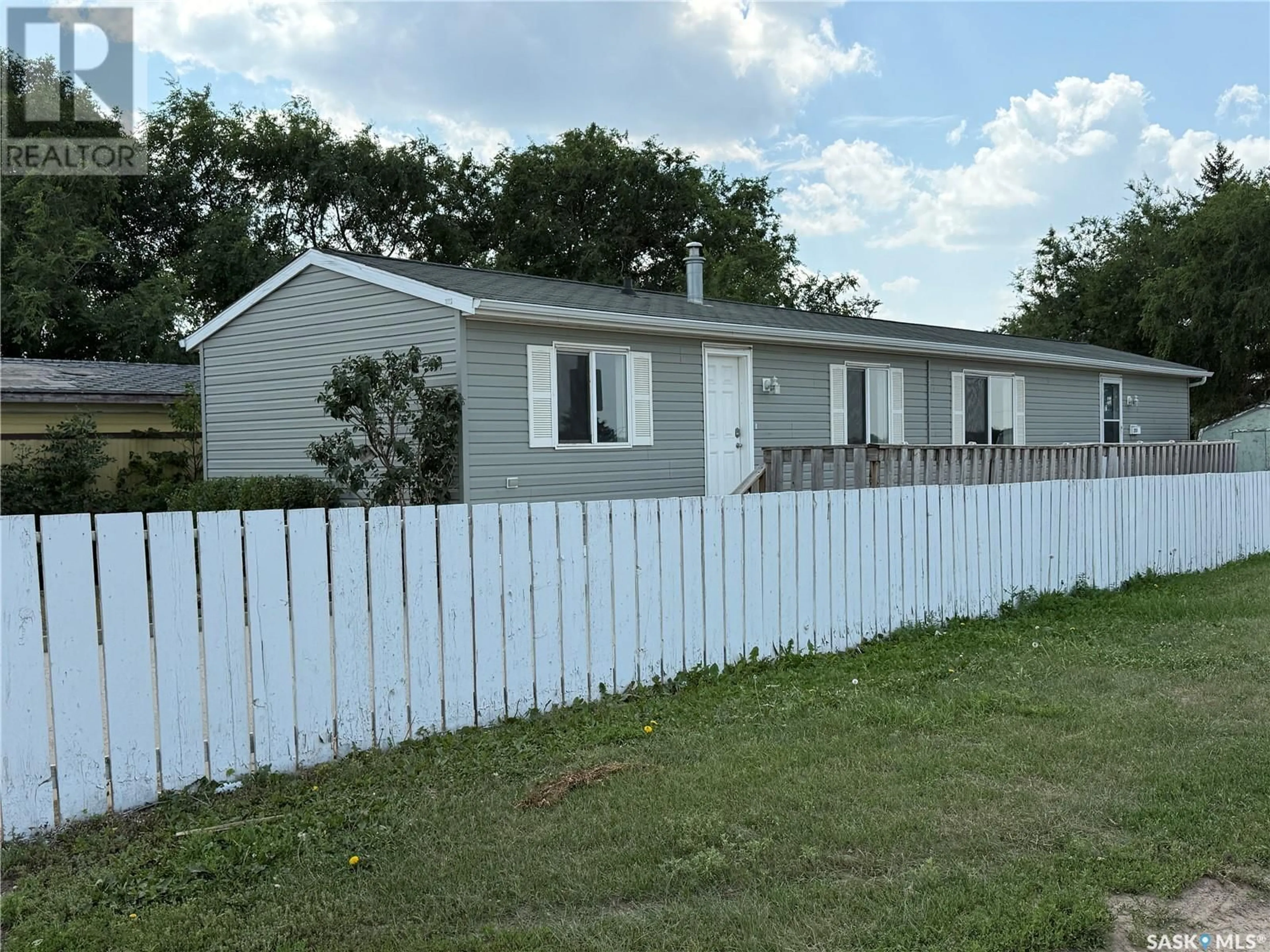 Home with vinyl exterior material, unknown for 21 B AVENUE, Moose Jaw Saskatchewan S6H1P3