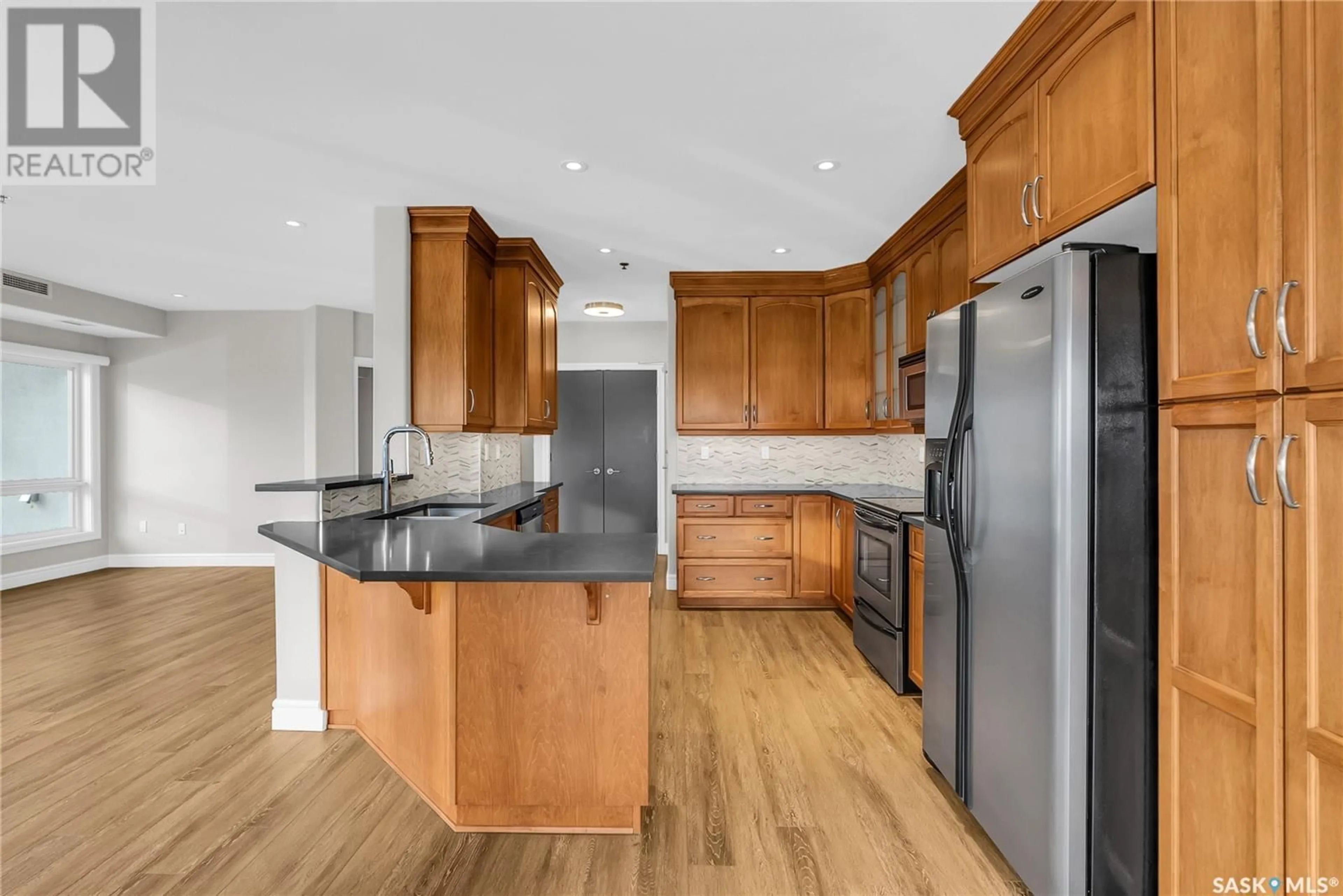 Open concept kitchen, wood/laminate floor for 902 - 1408 SPADINA CRESCENT, Saskatoon Saskatchewan S7K0G8