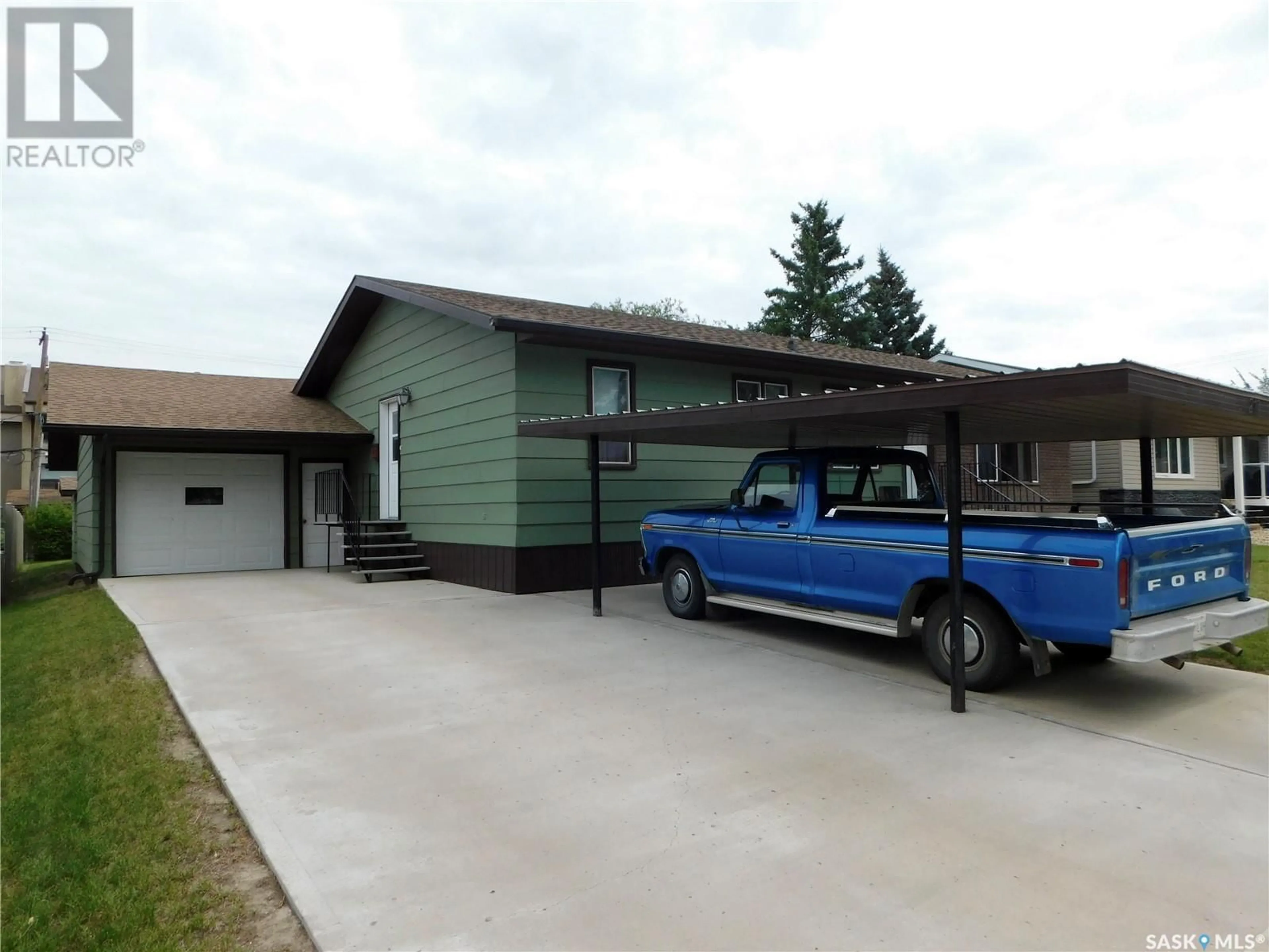 Indoor garage for 217 5TH AVENUE, Assiniboia Saskatchewan S0H0B0