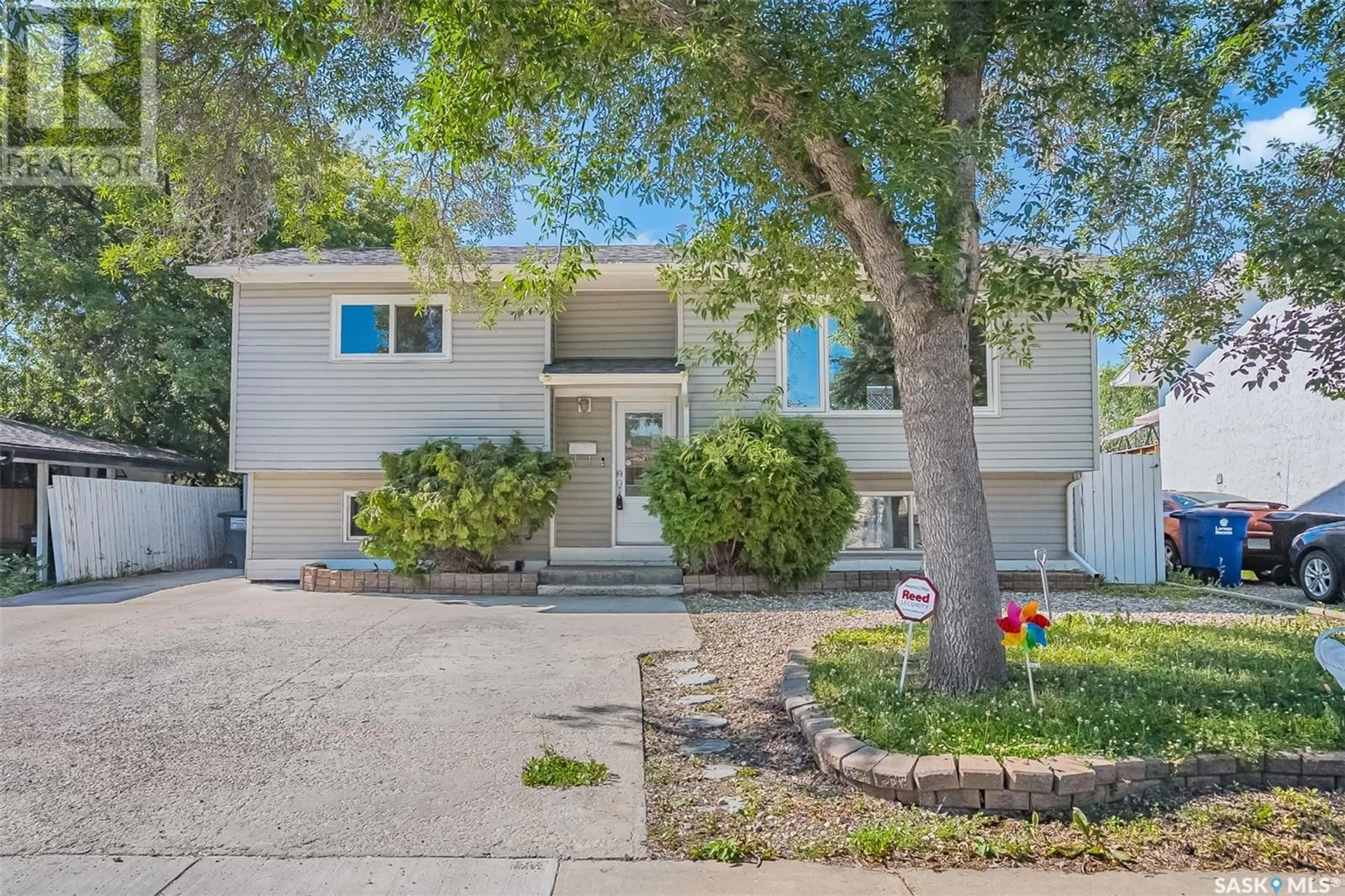 Home with vinyl exterior material, street for 511 MICHENER WAY, Saskatoon Saskatchewan S7L5V3