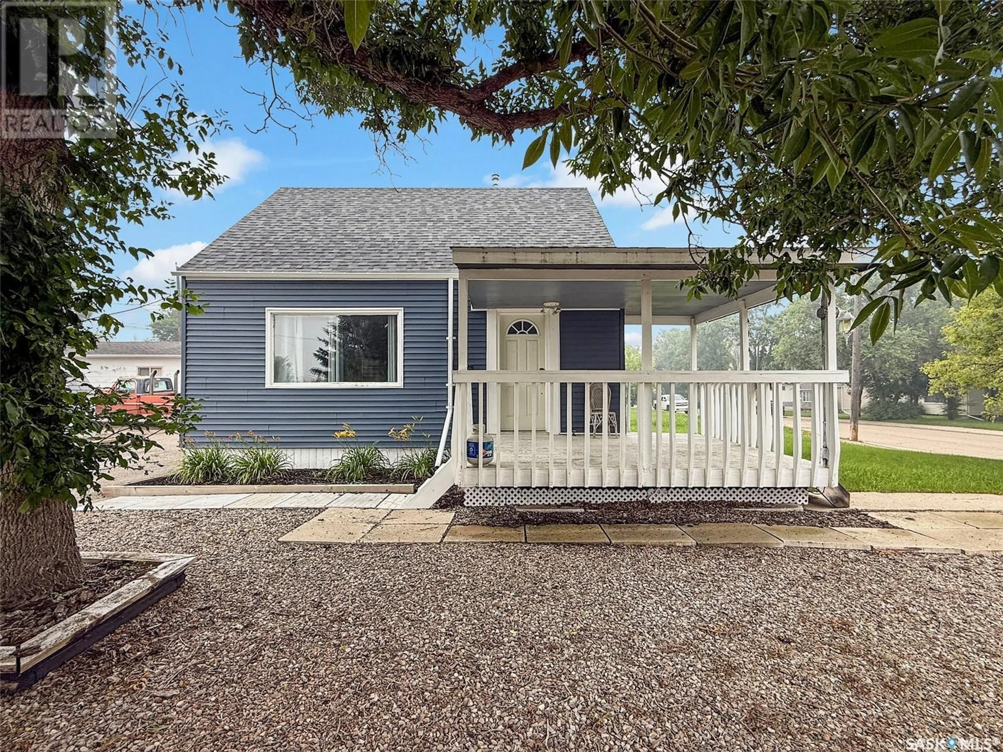 Home with vinyl exterior material, street for 404 7TH AVENUE, Swift Current Saskatchewan S9H0Z3