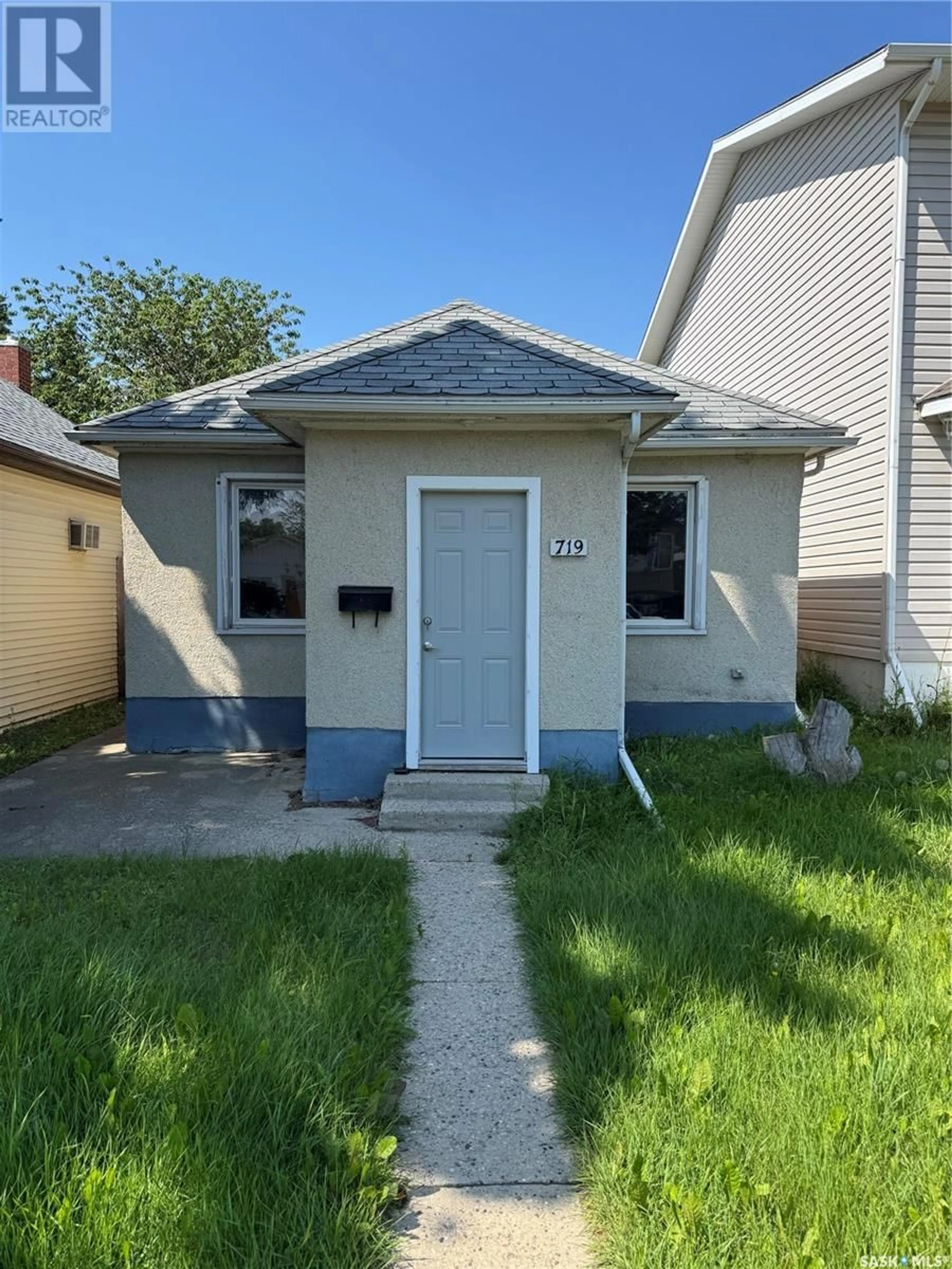 Home with vinyl exterior material, street for 719 N AVENUE S, Saskatoon Saskatchewan S7M2P1