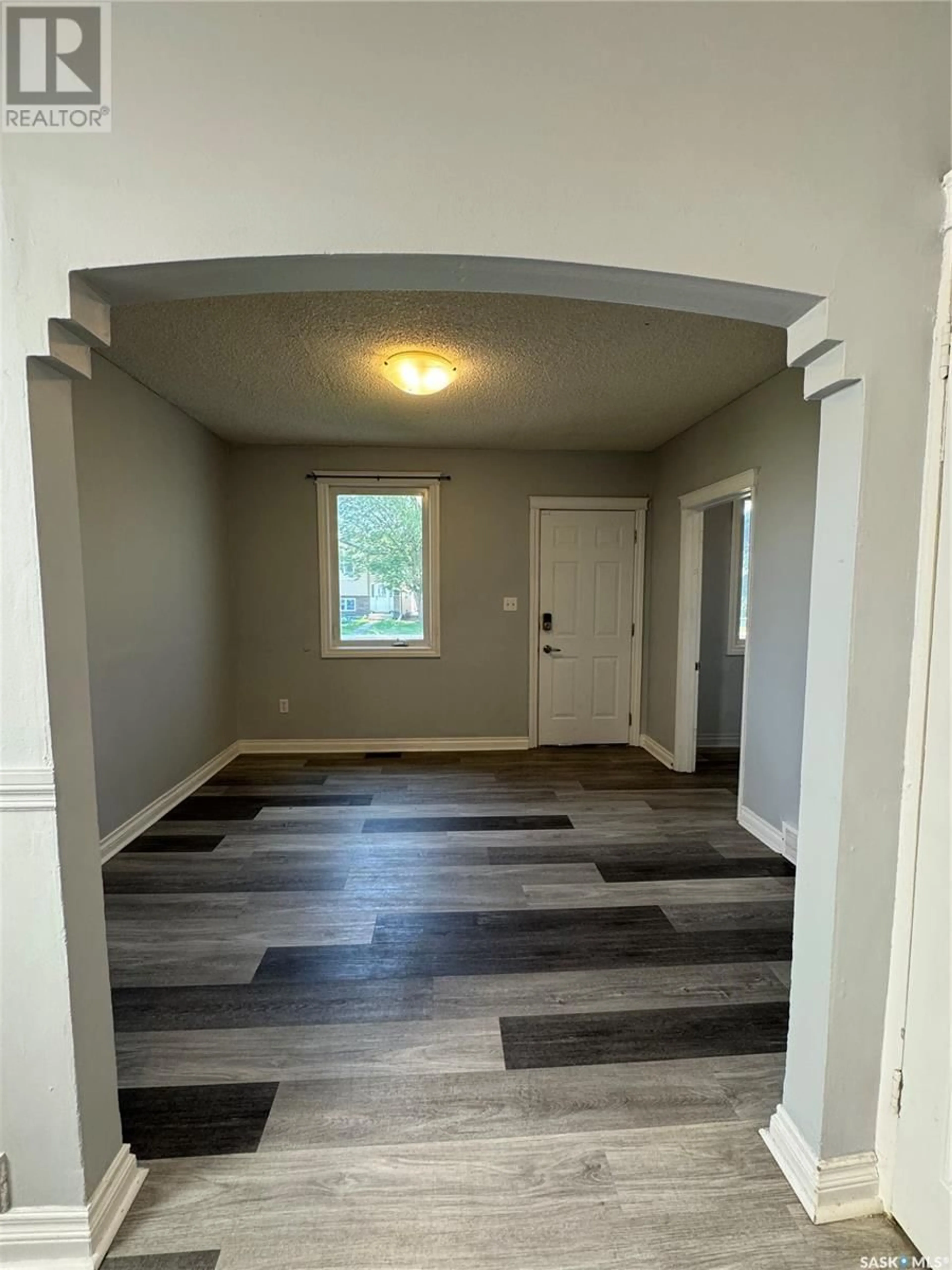 Indoor entryway for 719 N AVENUE S, Saskatoon Saskatchewan S7M2P1