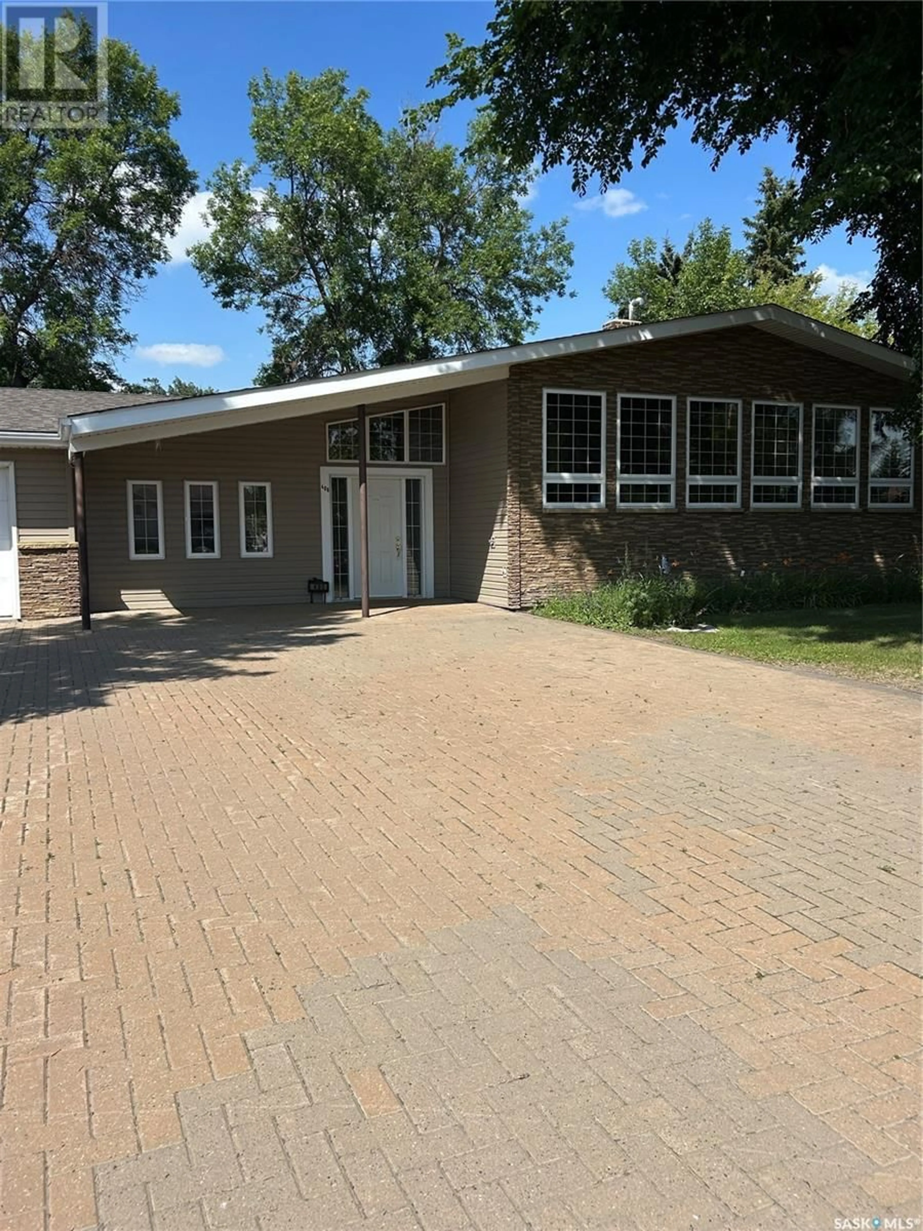 Home with vinyl exterior material, street for 406 1ST AVENUE, Kelvington Saskatchewan S0A1W0