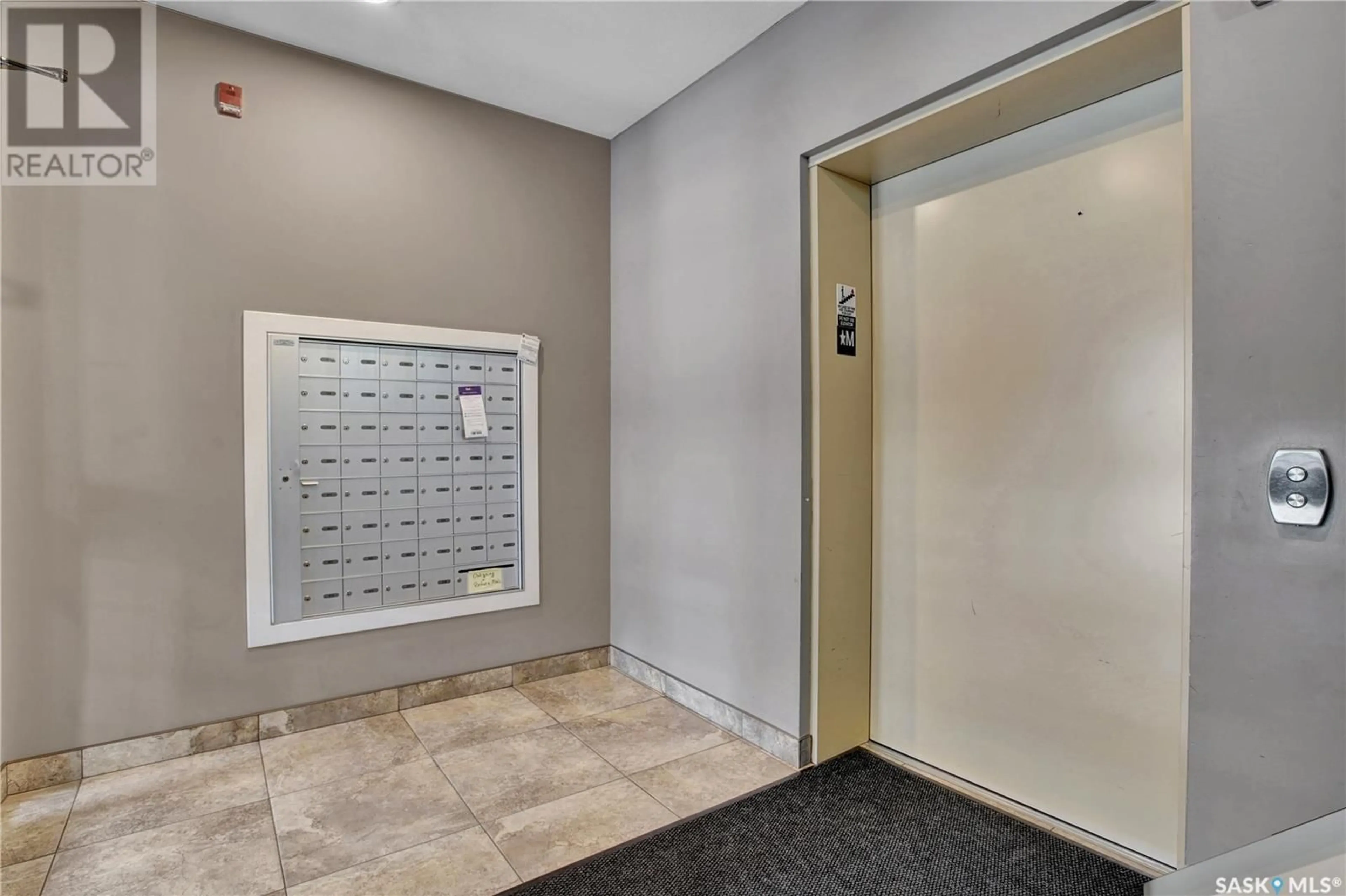 Indoor foyer for 110 - 215 HAMPTON CIRCLE, Saskatoon Saskatchewan S7R0C5