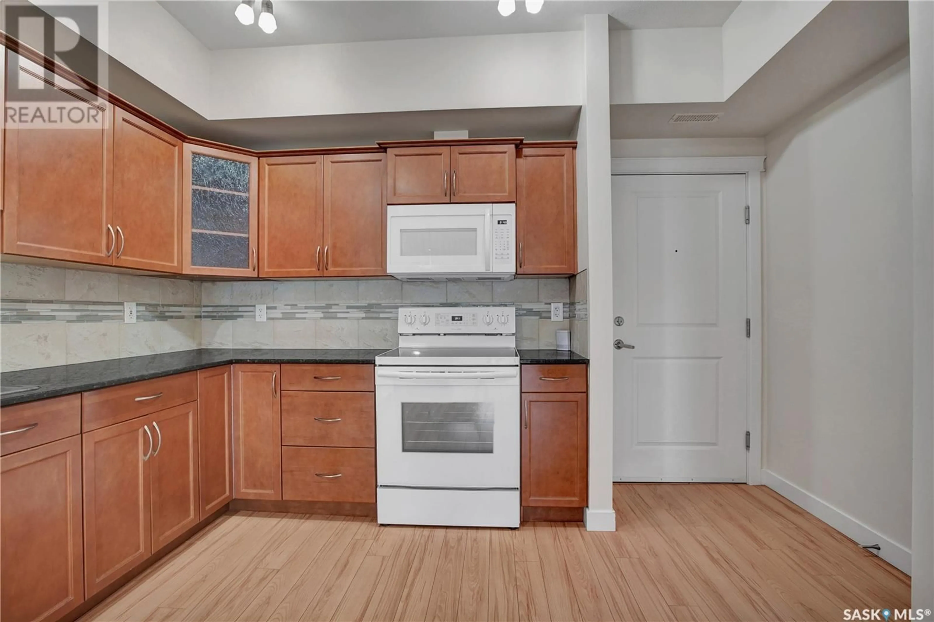 Standard kitchen, unknown for 110 - 215 HAMPTON CIRCLE, Saskatoon Saskatchewan S7R0C5