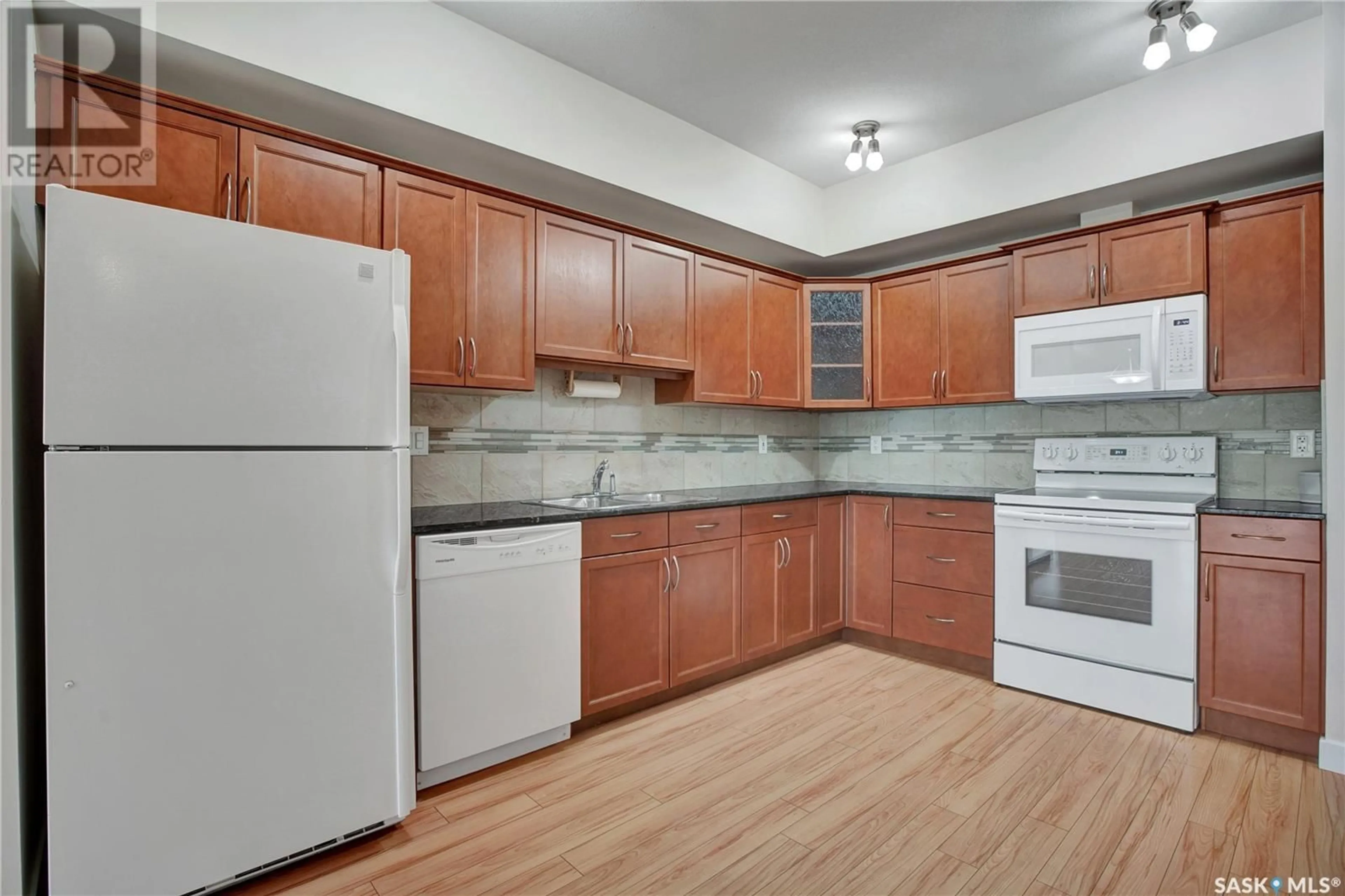 Standard kitchen, unknown for 110 - 215 HAMPTON CIRCLE, Saskatoon Saskatchewan S7R0C5