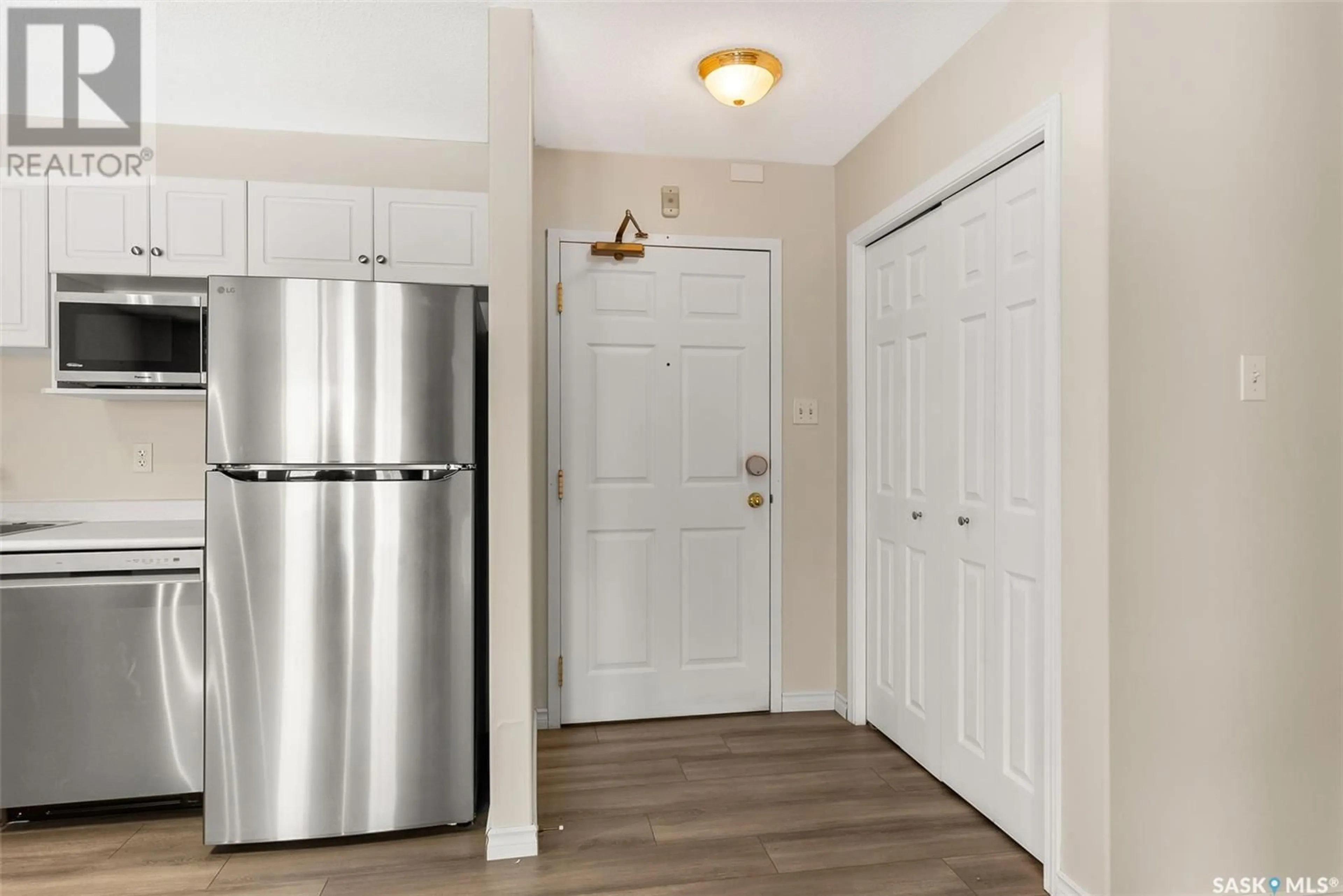 Indoor entryway for 202 - 2203 ANGUS STREET, Regina Saskatchewan S4T2A3