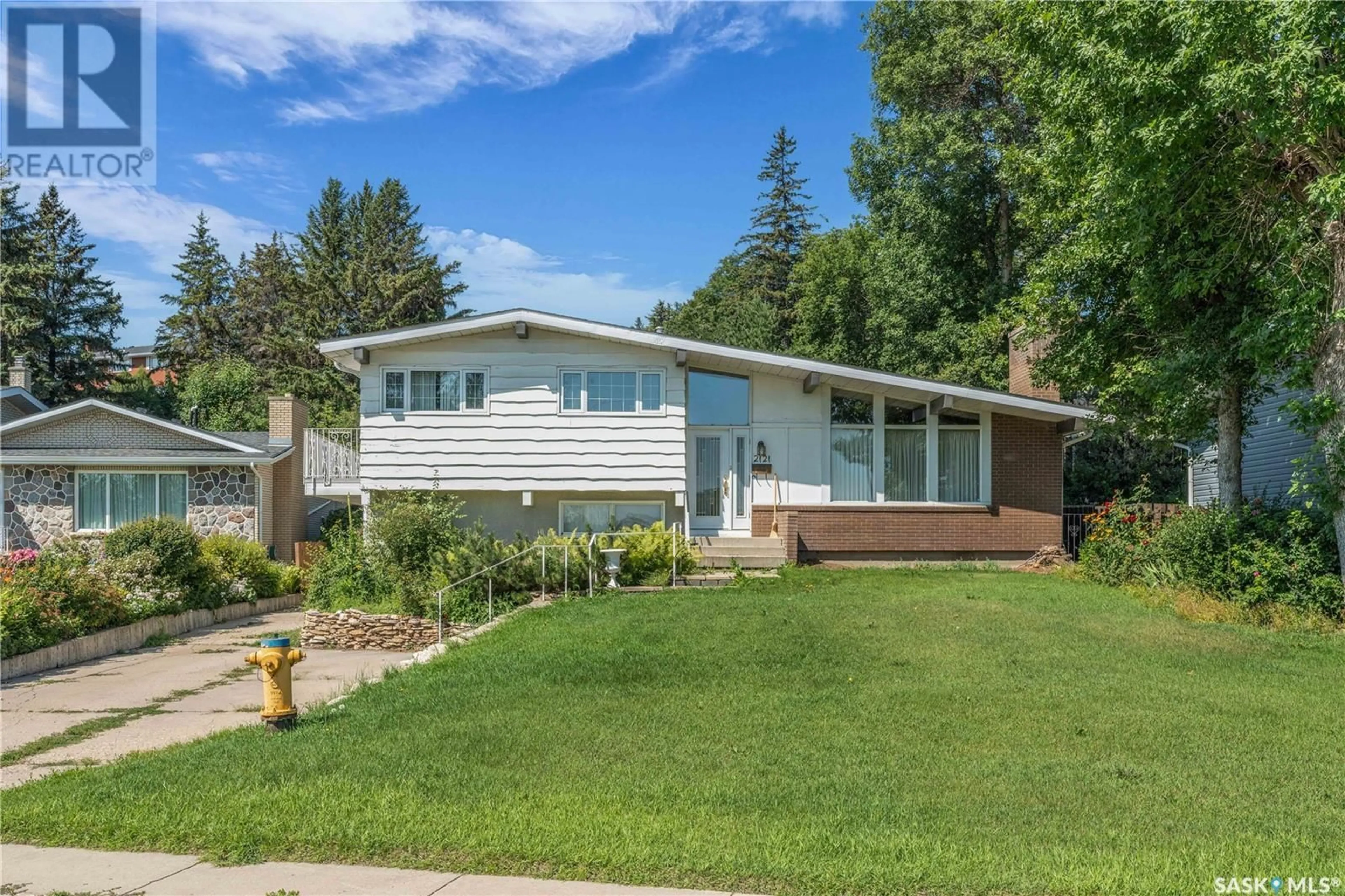 Home with vinyl exterior material, street for 2121 SPADINA CRESCENT, Saskatoon Saskatchewan S7K0C9