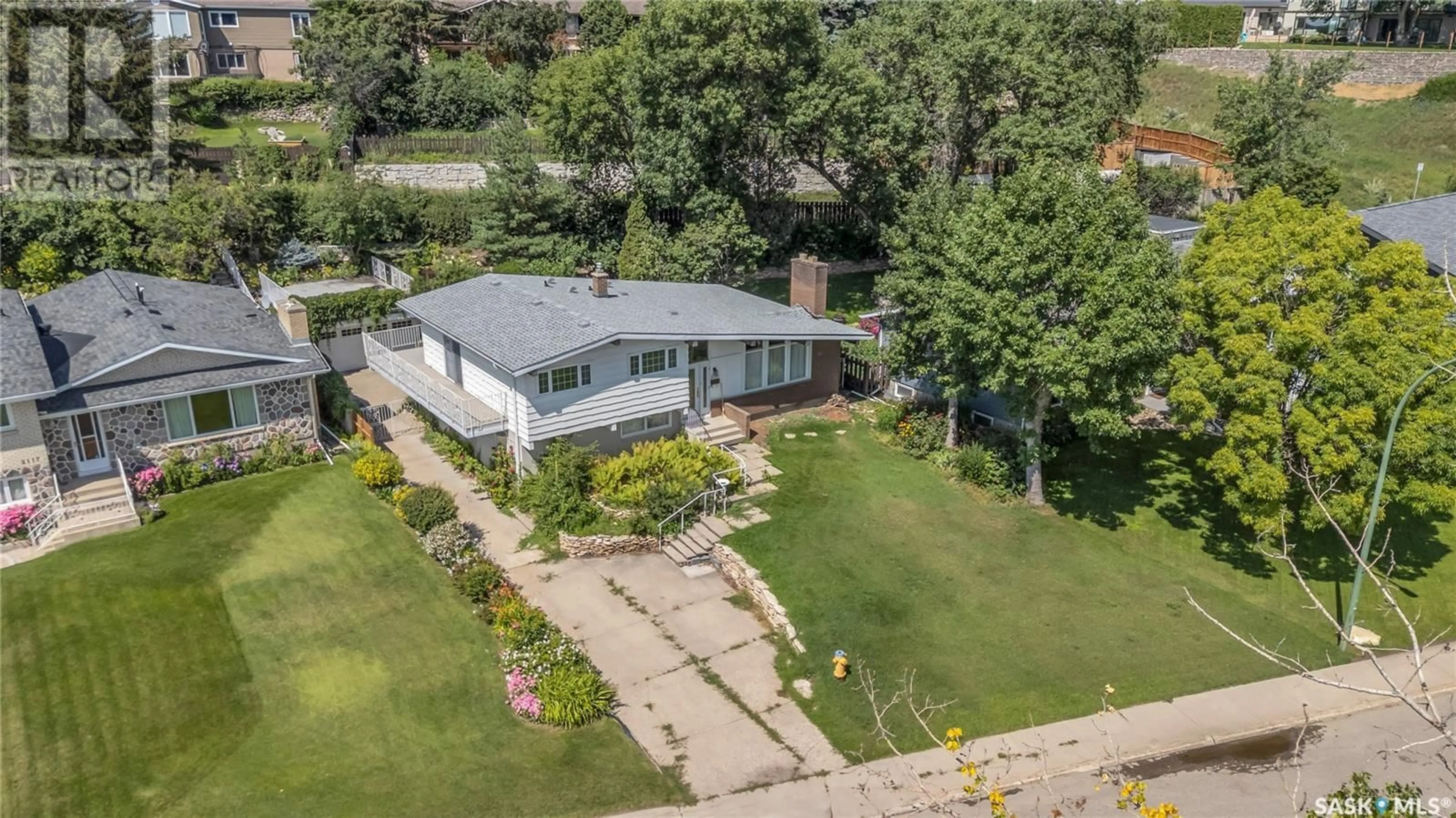 A pic from outside/outdoor area/front of a property/back of a property/a pic from drone, unknown for 2121 SPADINA CRESCENT, Saskatoon Saskatchewan S7K0C9