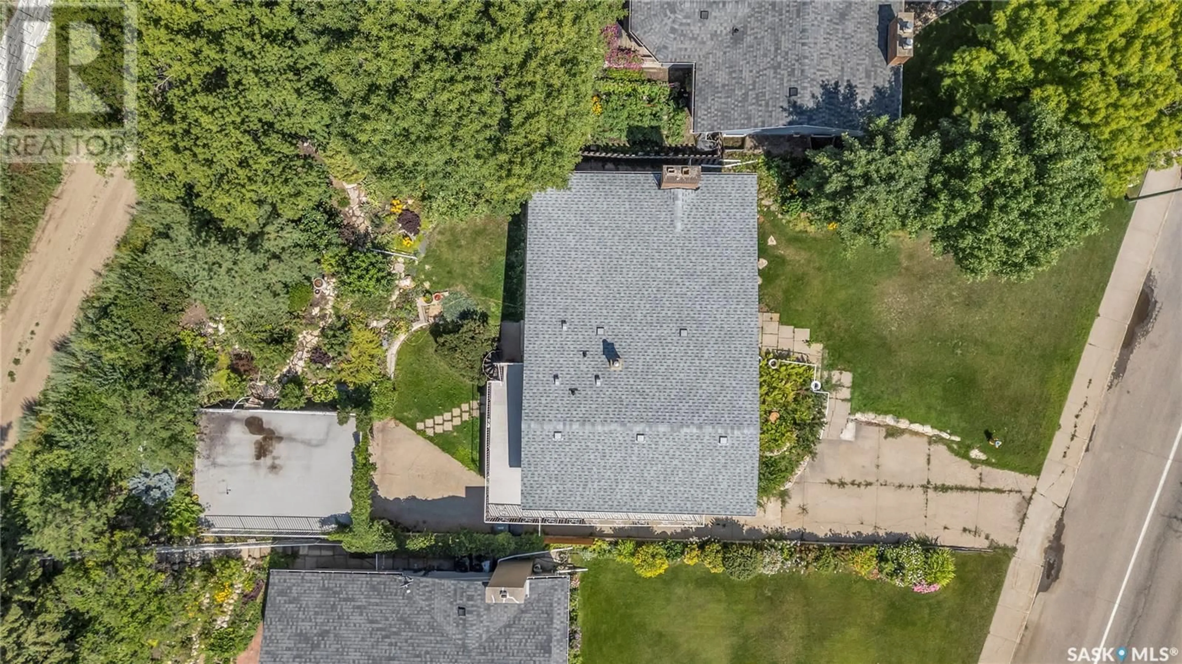 A pic from outside/outdoor area/front of a property/back of a property/a pic from drone, street for 2121 SPADINA CRESCENT, Saskatoon Saskatchewan S7K0C9