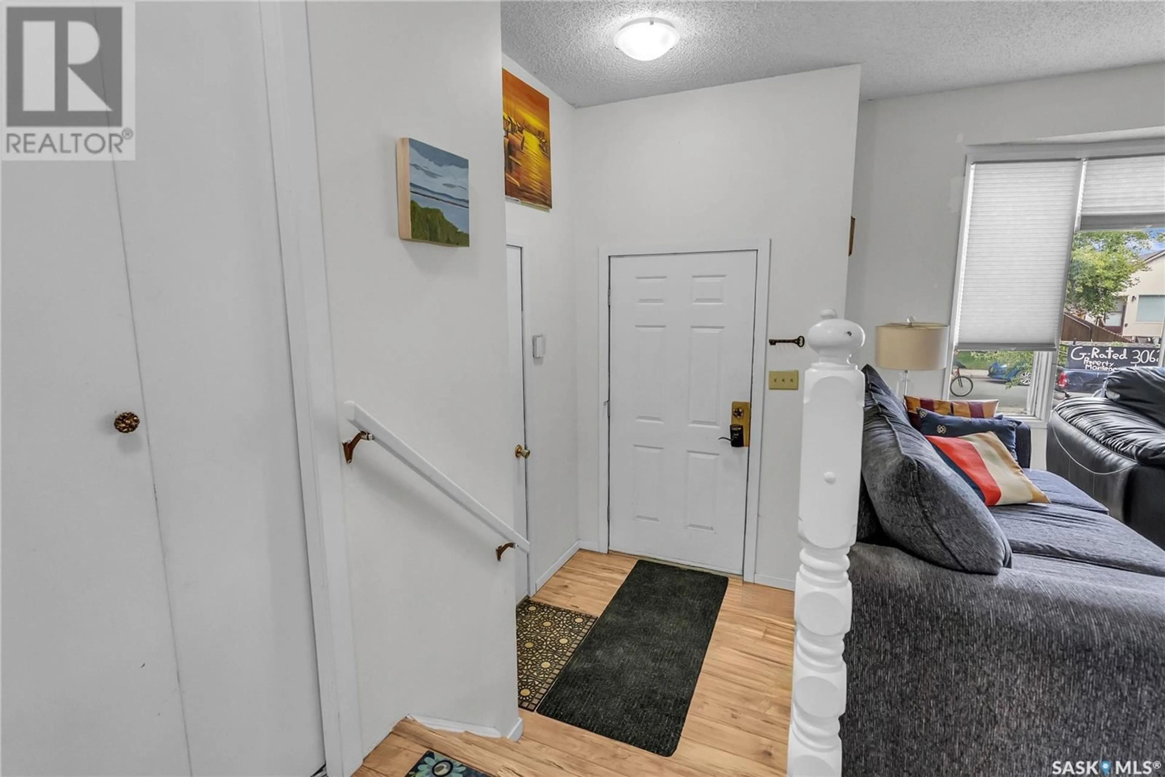 Indoor entryway for 211 L AVENUE, Saskatoon Saskatchewan S7L2P3