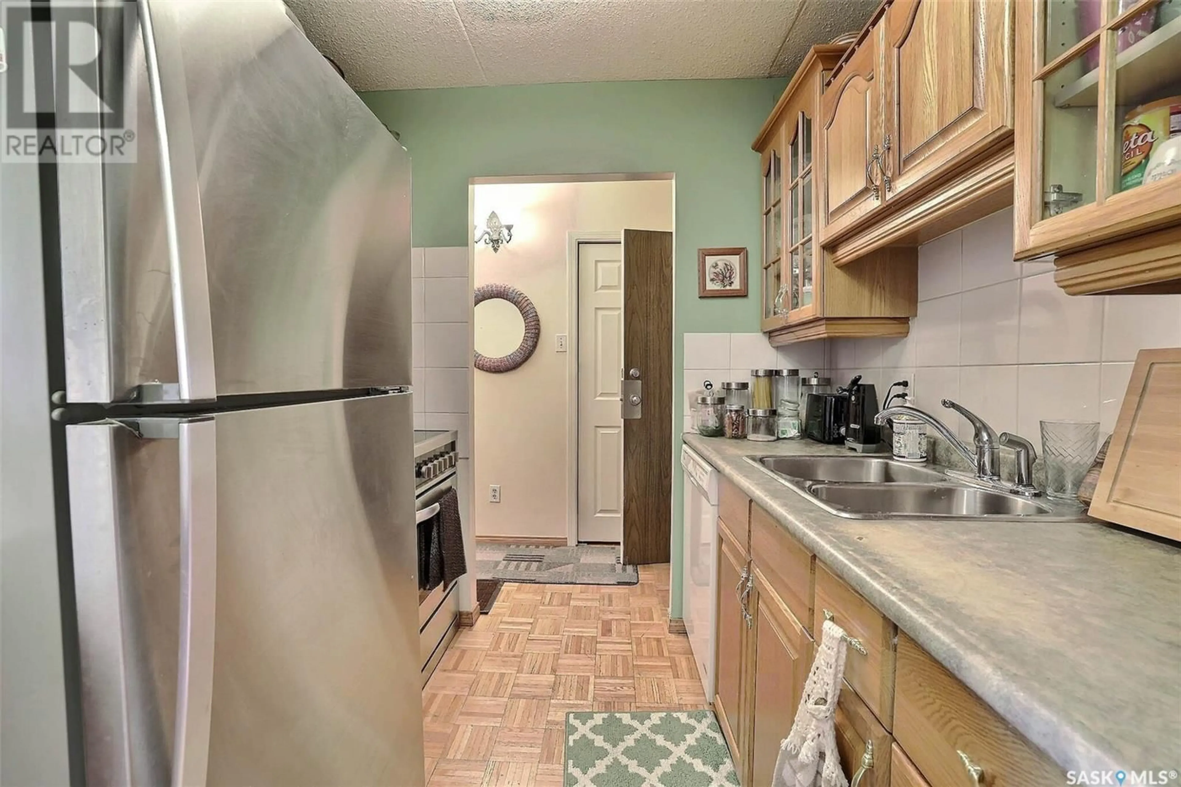 Standard kitchen, ceramic/tile floor for 4045 - 512 RAE STREET, Regina Saskatchewan S4S6Y8