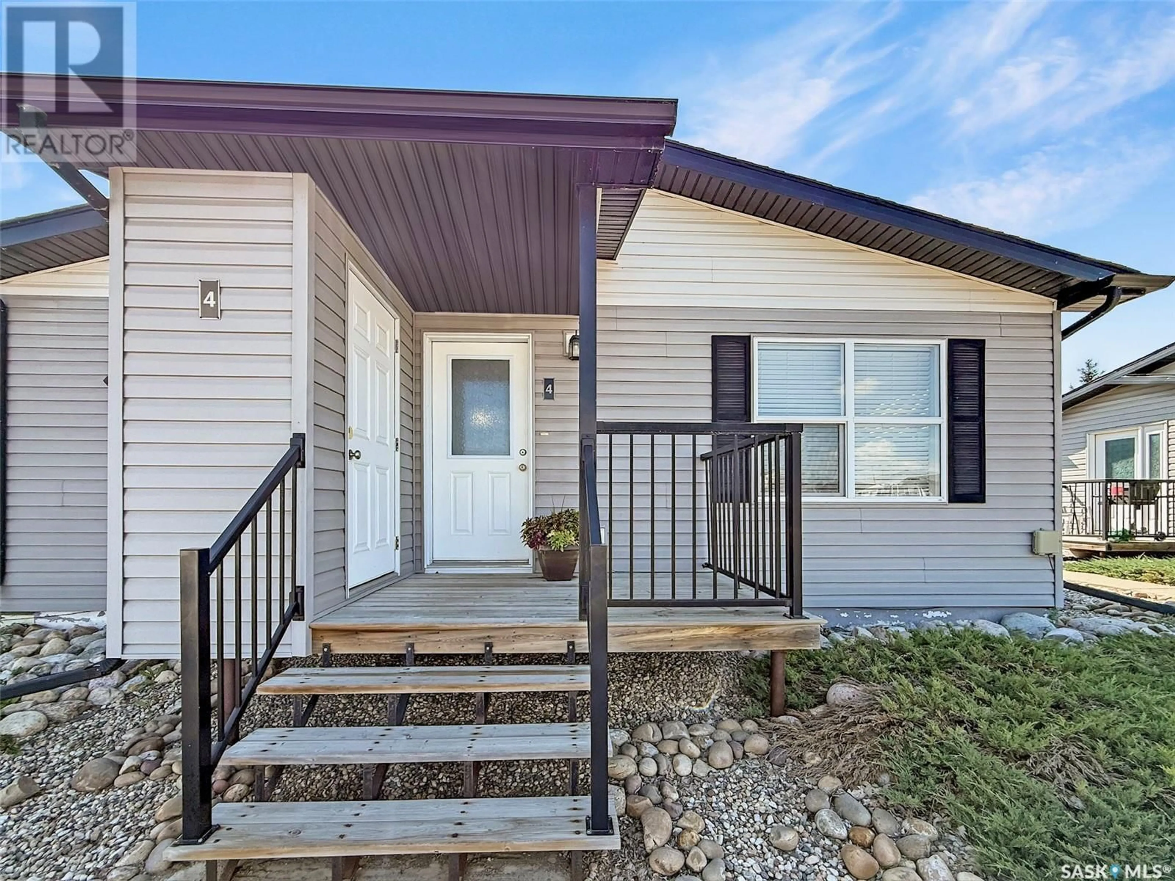 Home with vinyl exterior material, street for 4 - 1275 SOUTH RAILWAY STREET, Swift Current Saskatchewan S9H5P3