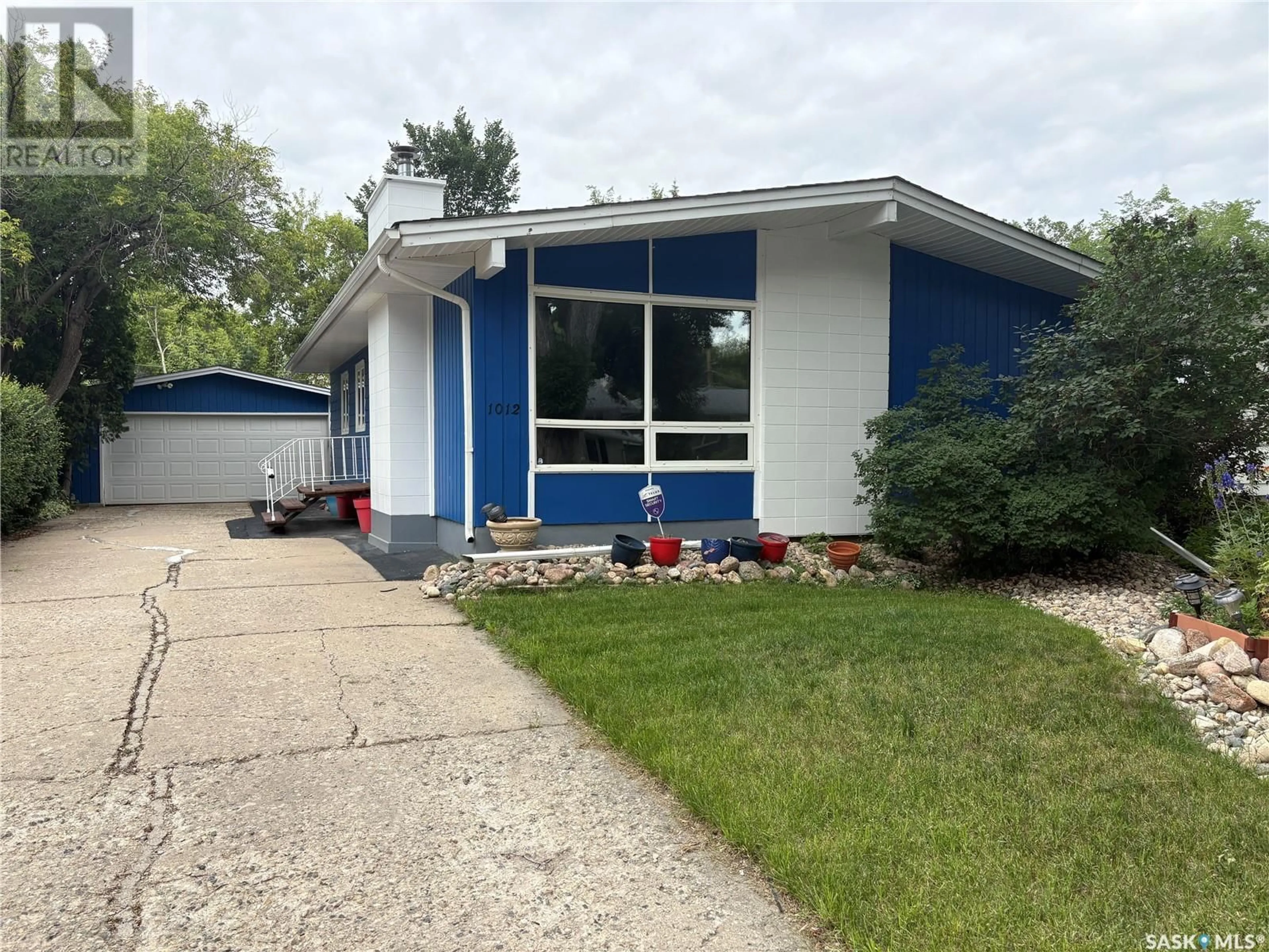 Home with vinyl exterior material, street for 1012 SHANNON ROAD, Regina Saskatchewan S4S5K5