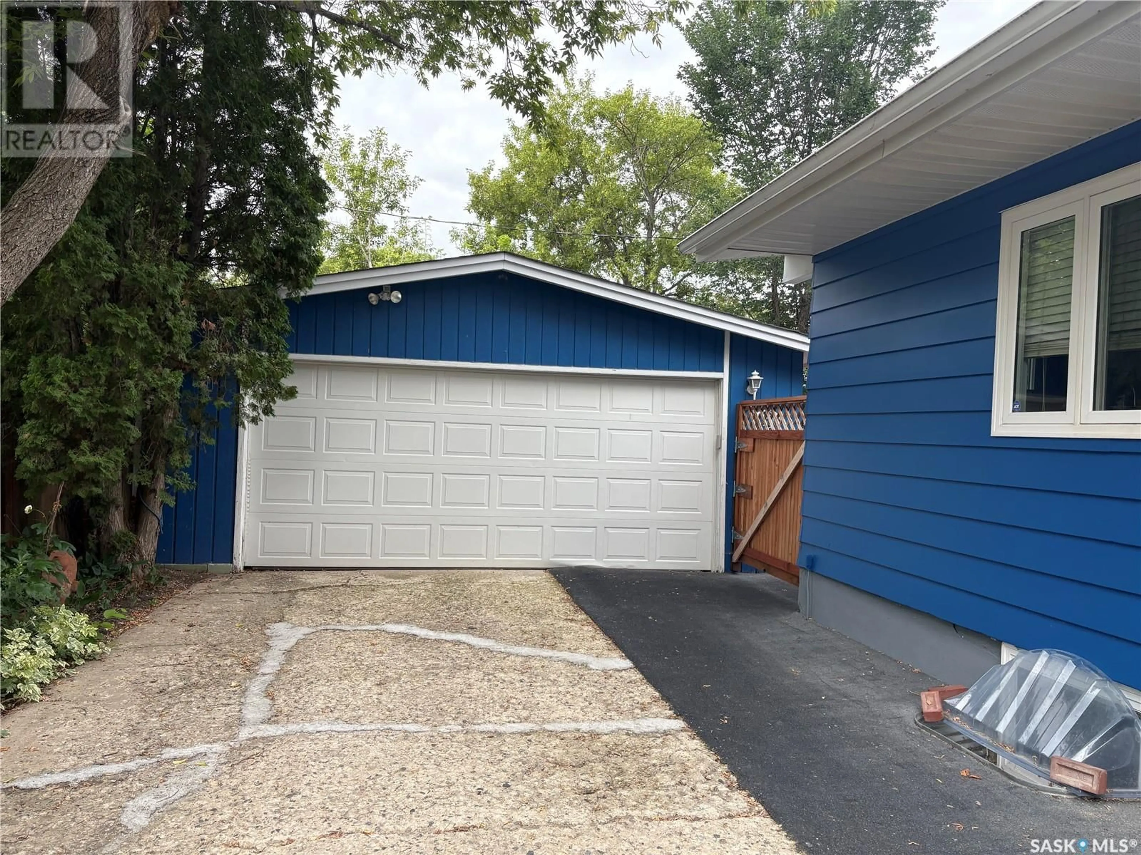 Indoor garage for 1012 SHANNON ROAD, Regina Saskatchewan S4S5K5