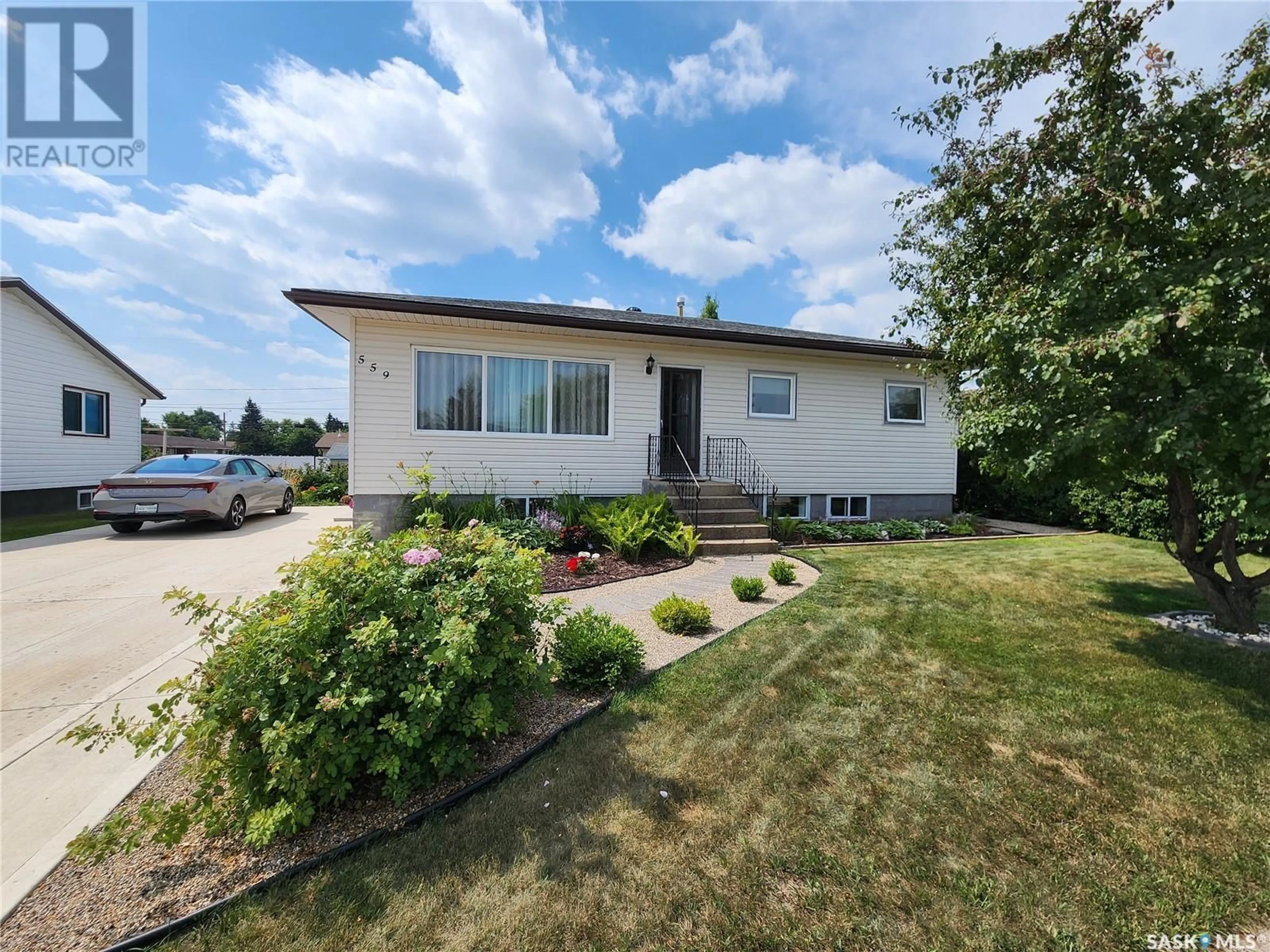 Home with vinyl exterior material, street for 559 6TH AVENUE, Melville Saskatchewan S0A2P0