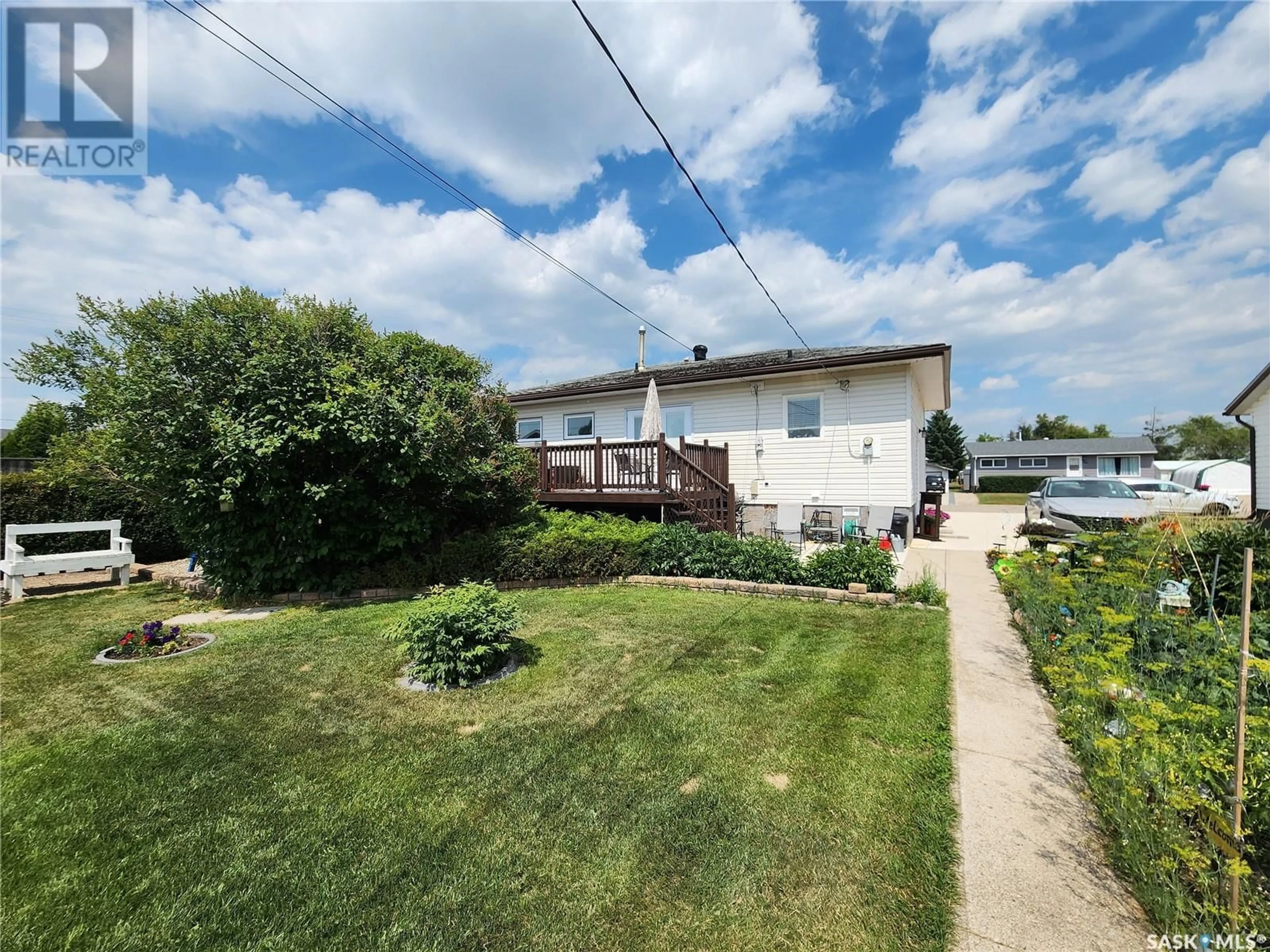 A pic from outside/outdoor area/front of a property/back of a property/a pic from drone, water/lake/river/ocean view for 559 6TH AVENUE, Melville Saskatchewan S0A2P0