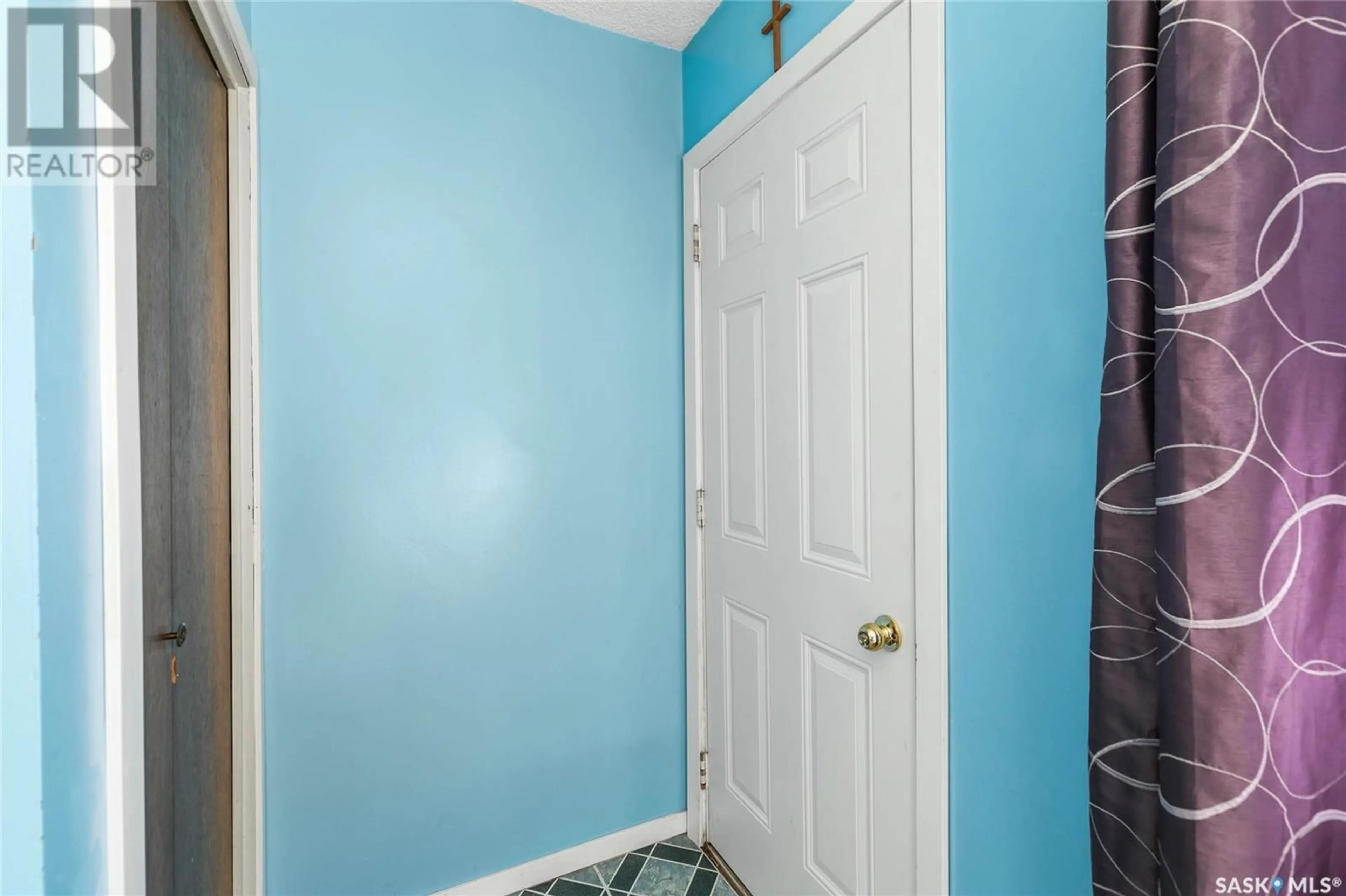 Indoor entryway for 206 LLOYD CRESCENT, Regina Saskatchewan S4R5W8