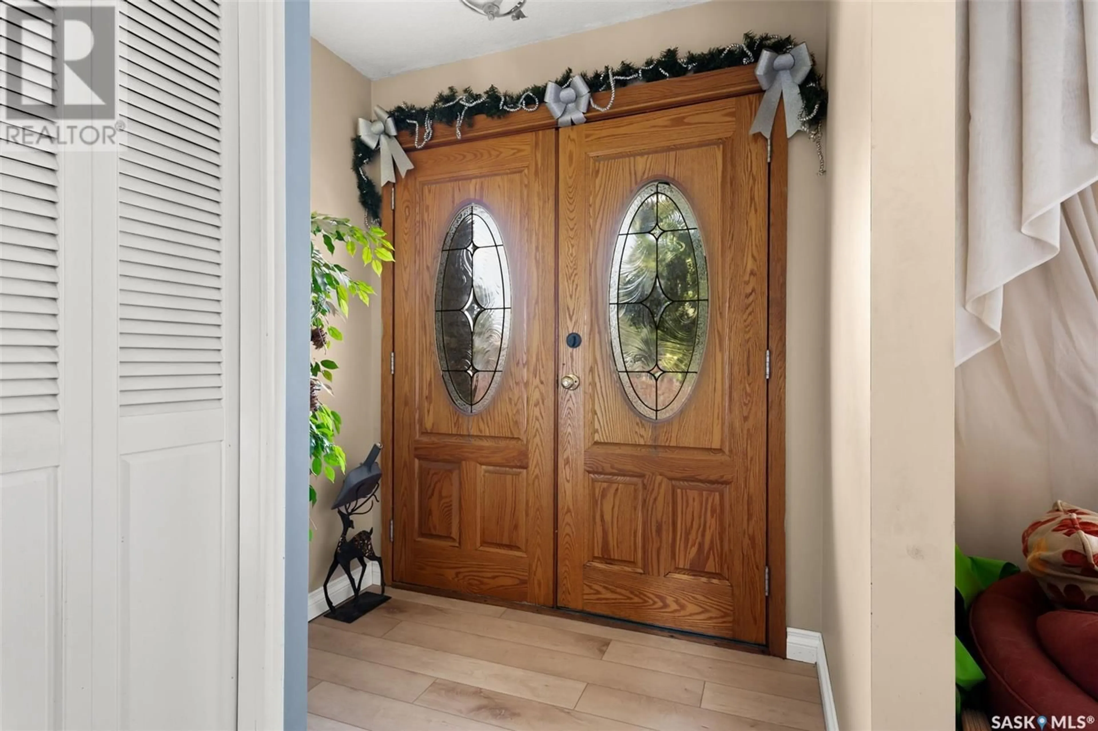 Indoor entryway for 123 DUNSMORE DRIVE, Regina Saskatchewan S4R7G3