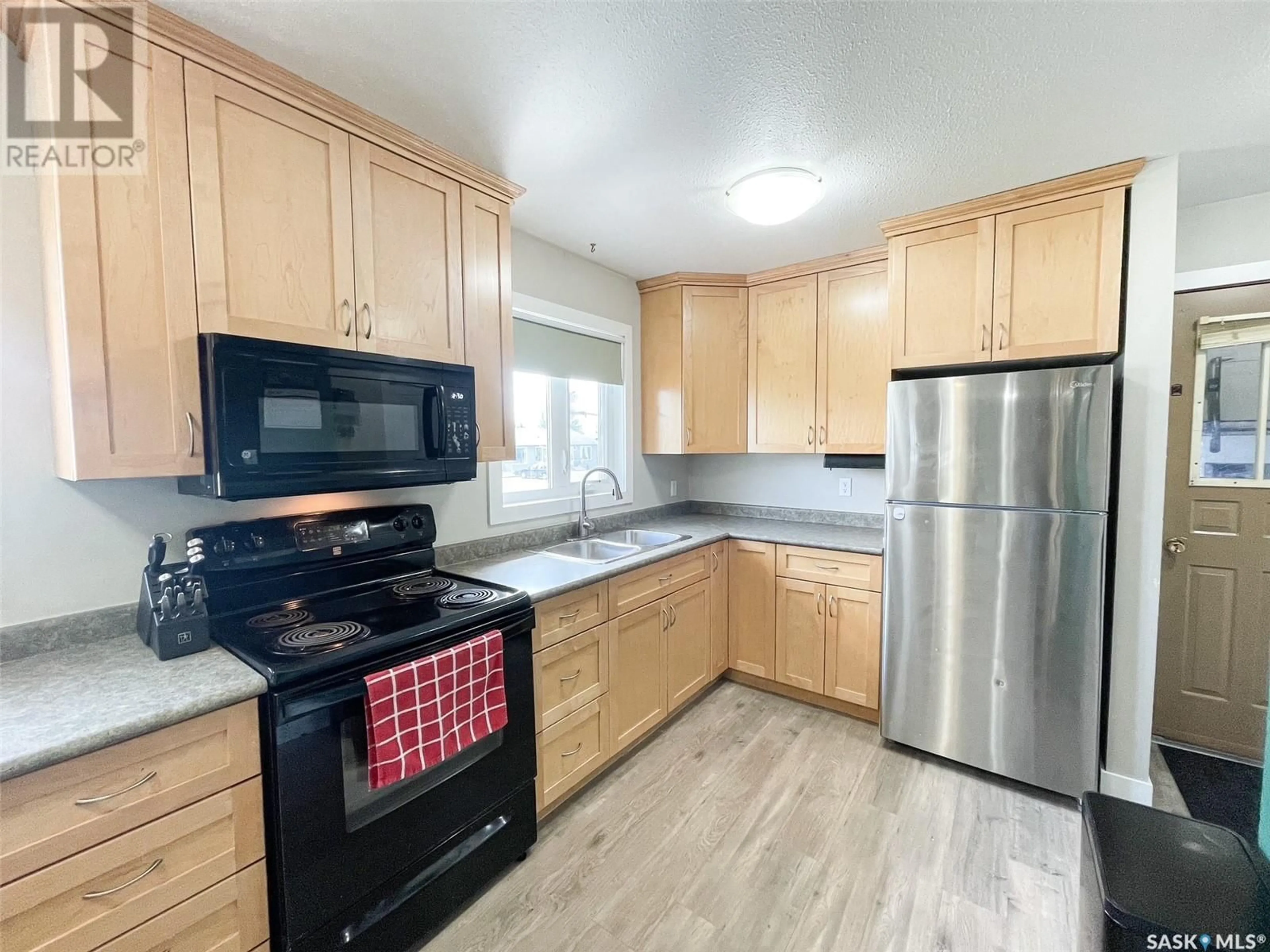 Standard kitchen, unknown for 509 6TH AVENUE, Meadow Lake Saskatchewan S9X1B4