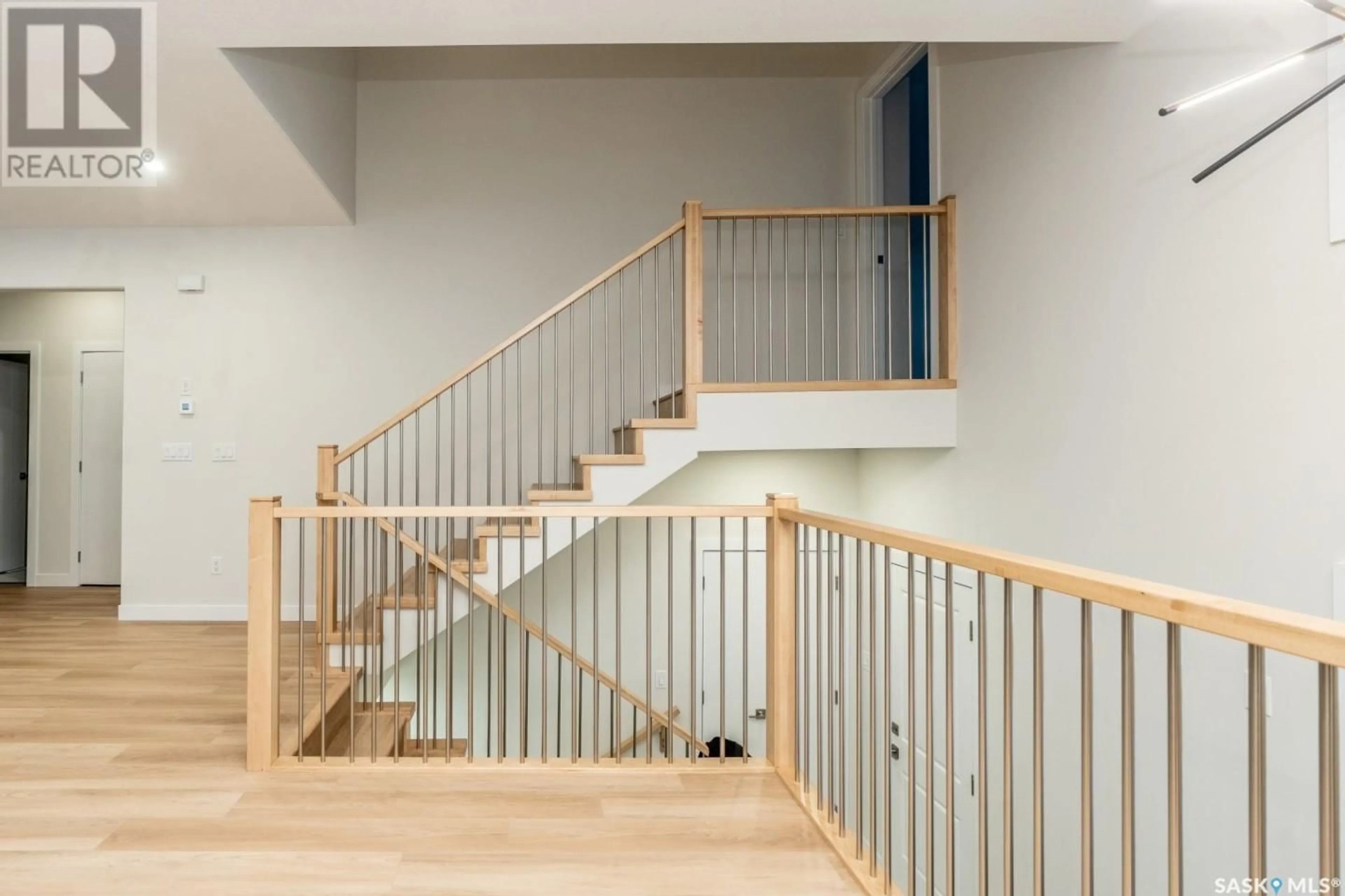 Stairs for 818 BENTLEY MANOR, Saskatoon Saskatchewan S7L6P2